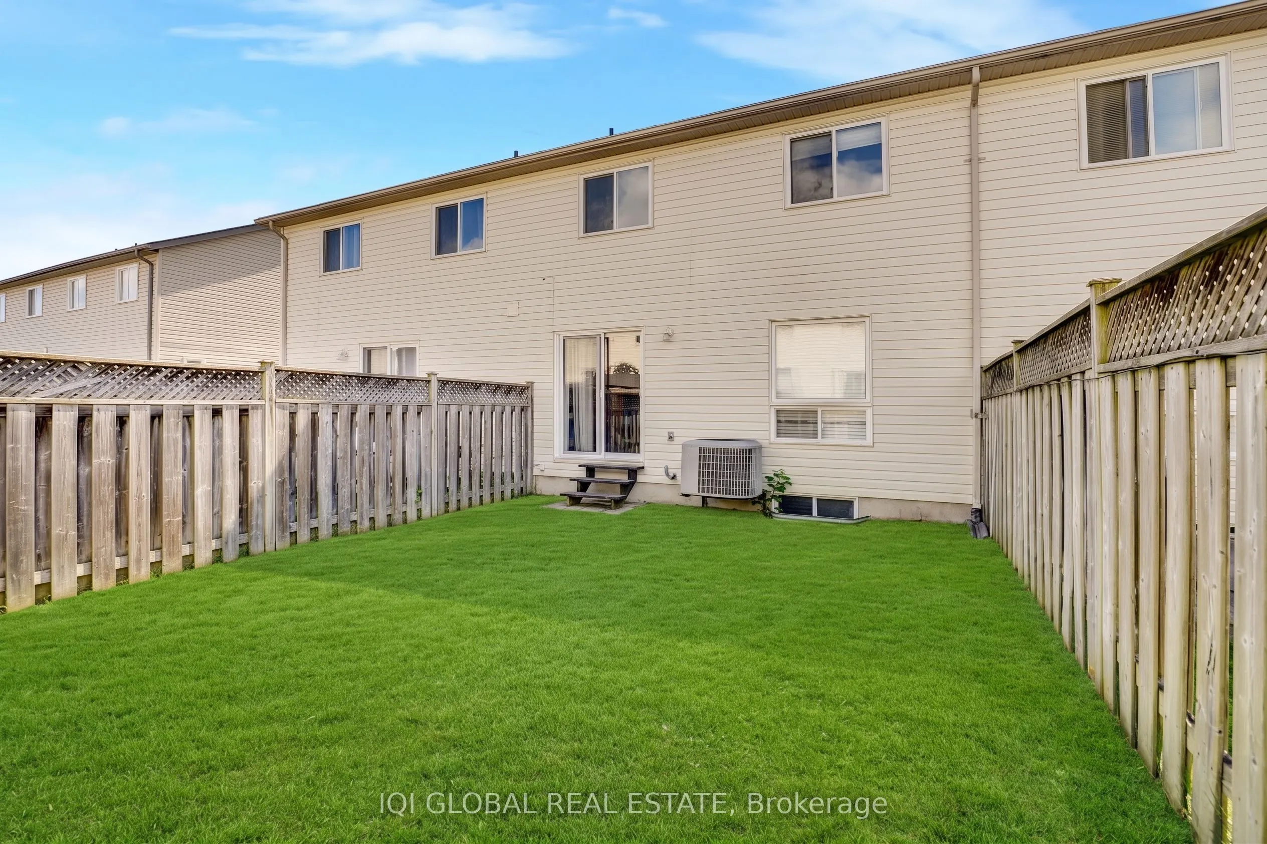 94 Foxglove Crescent N
