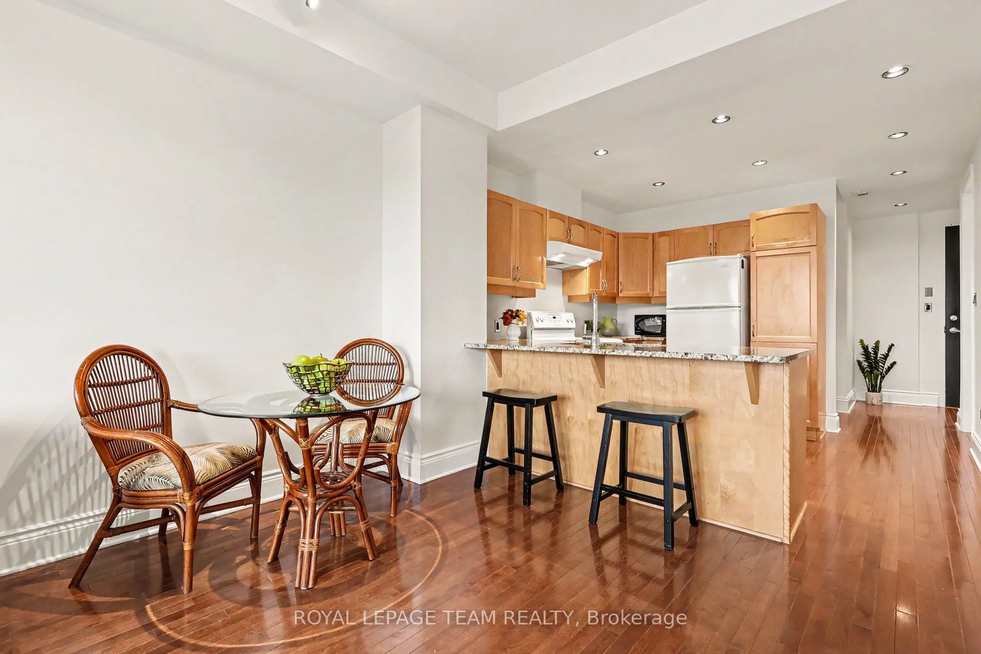 330 Loretta Avenue S #405