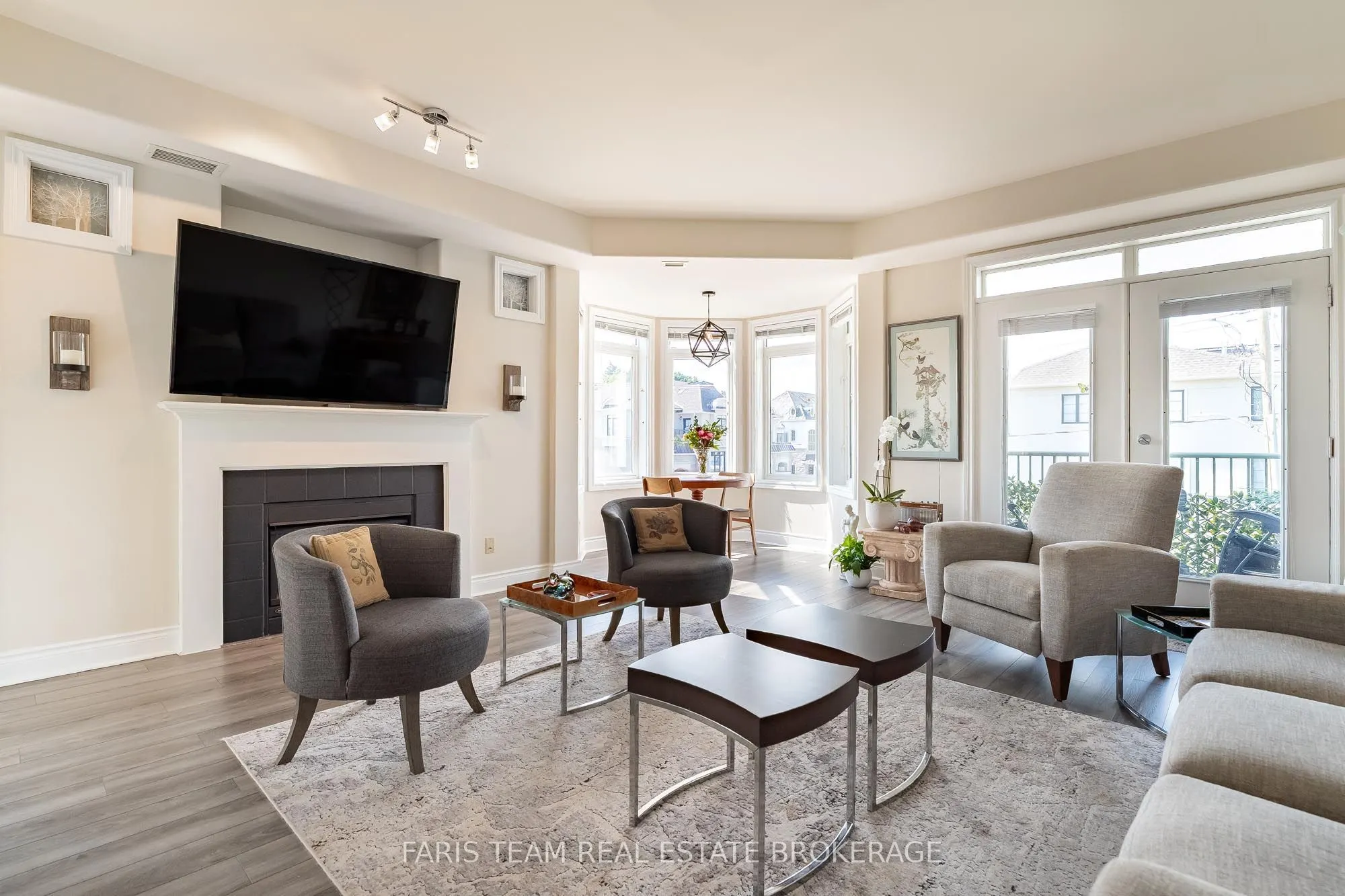 10 Bay Street E #301
