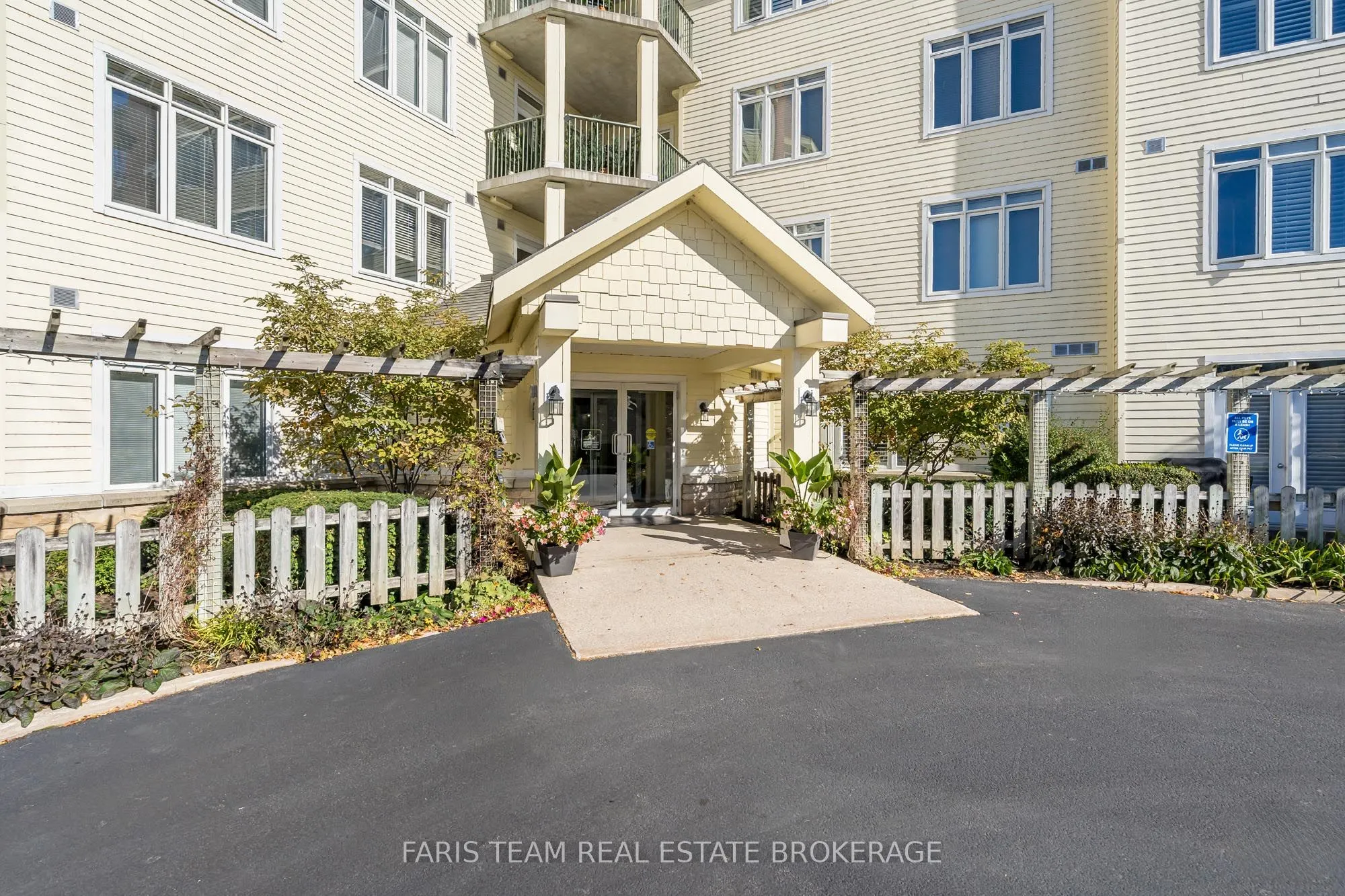 10 Bay Street E #301