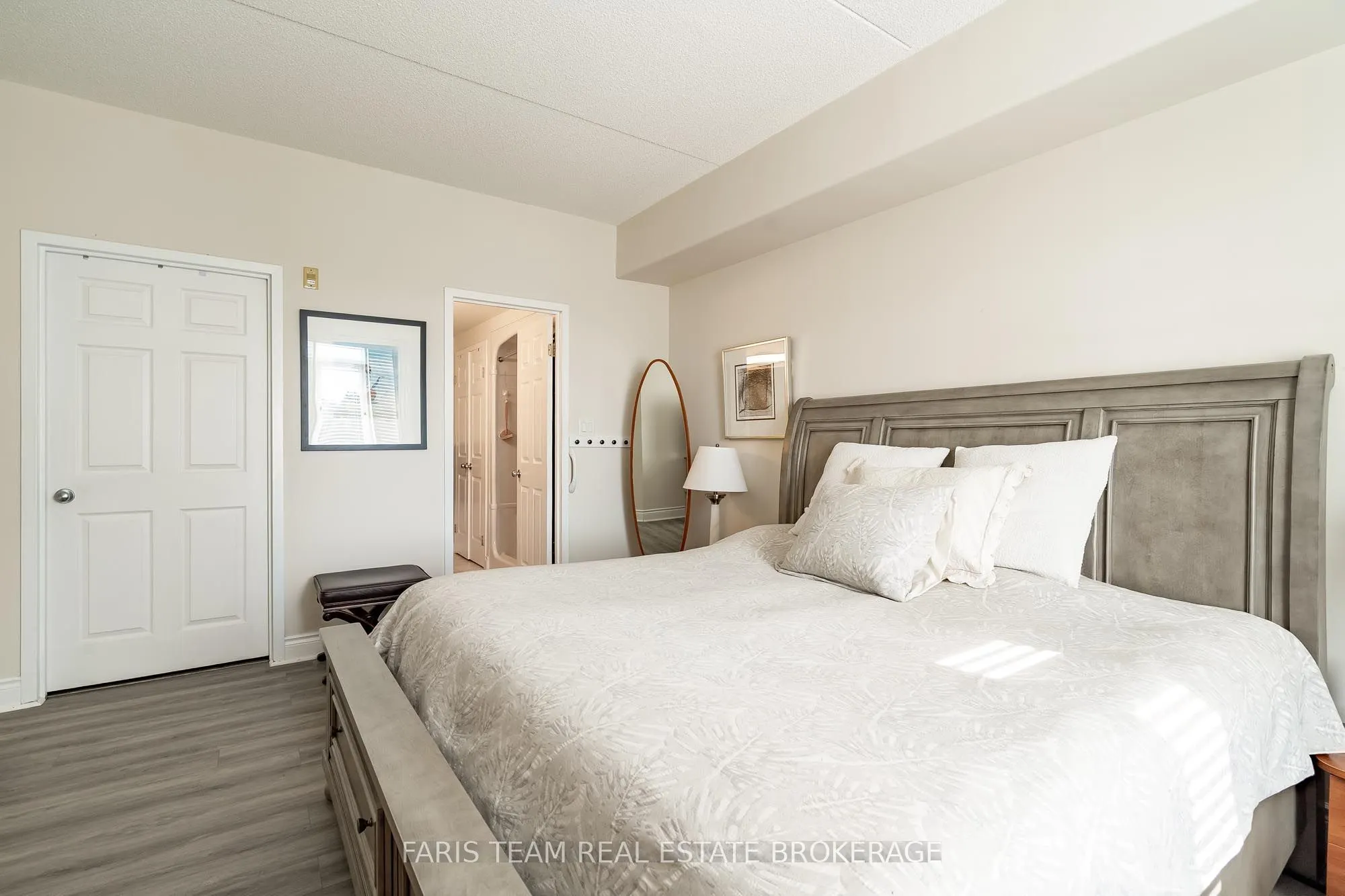 10 Bay Street E #301