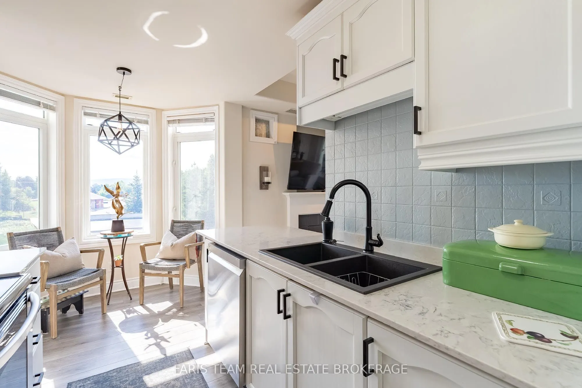 10 Bay Street E #301