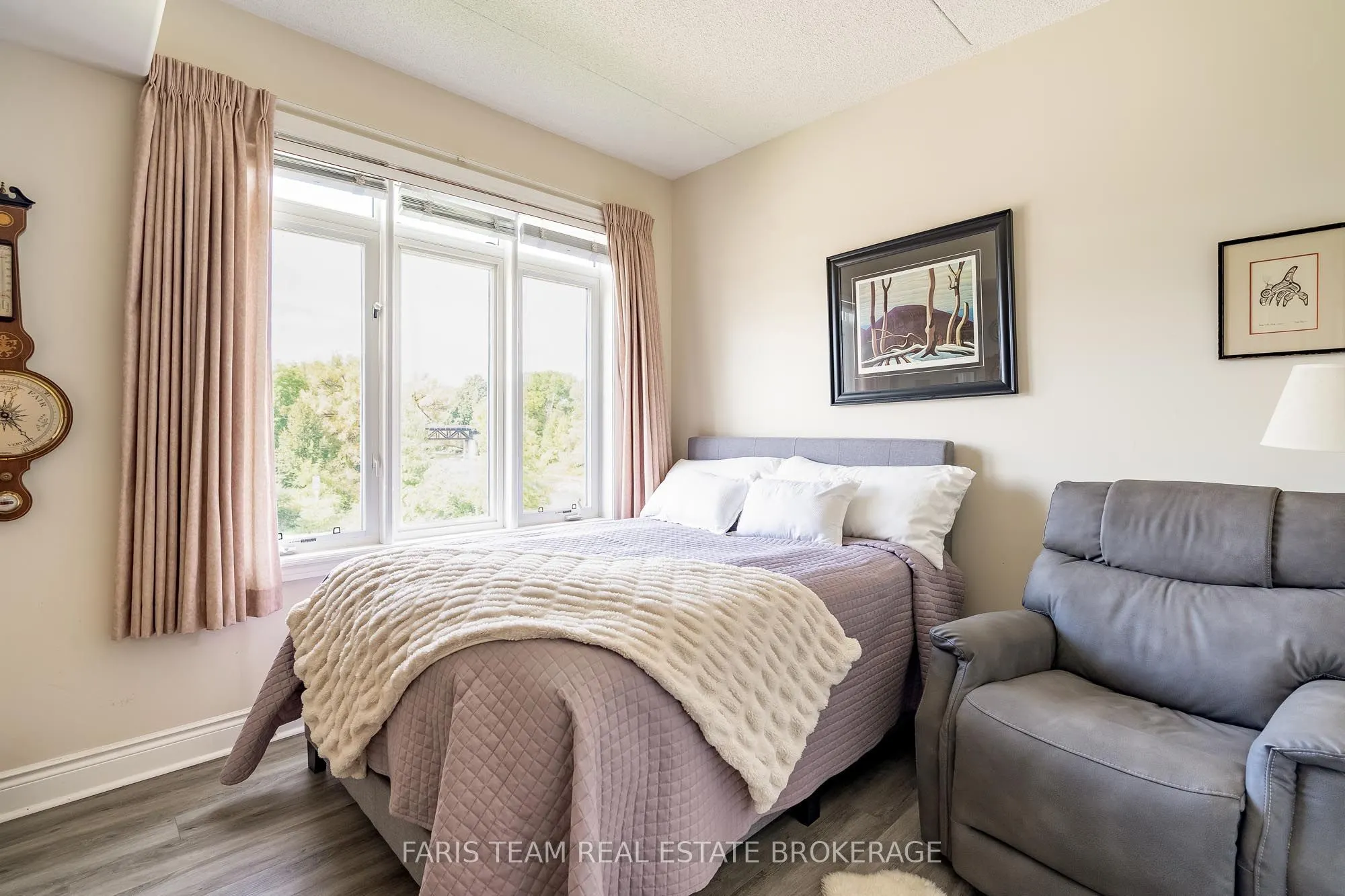 10 Bay Street E #301