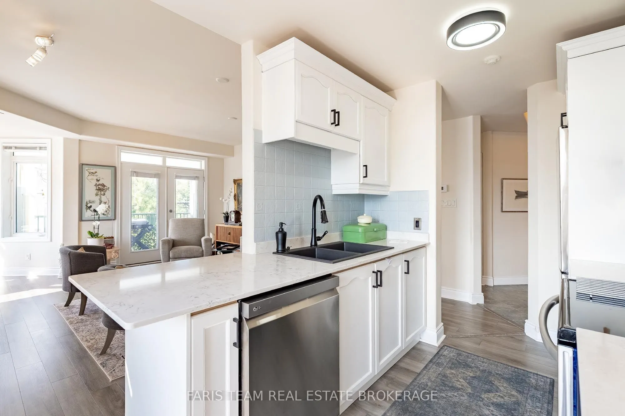 10 Bay Street E #301