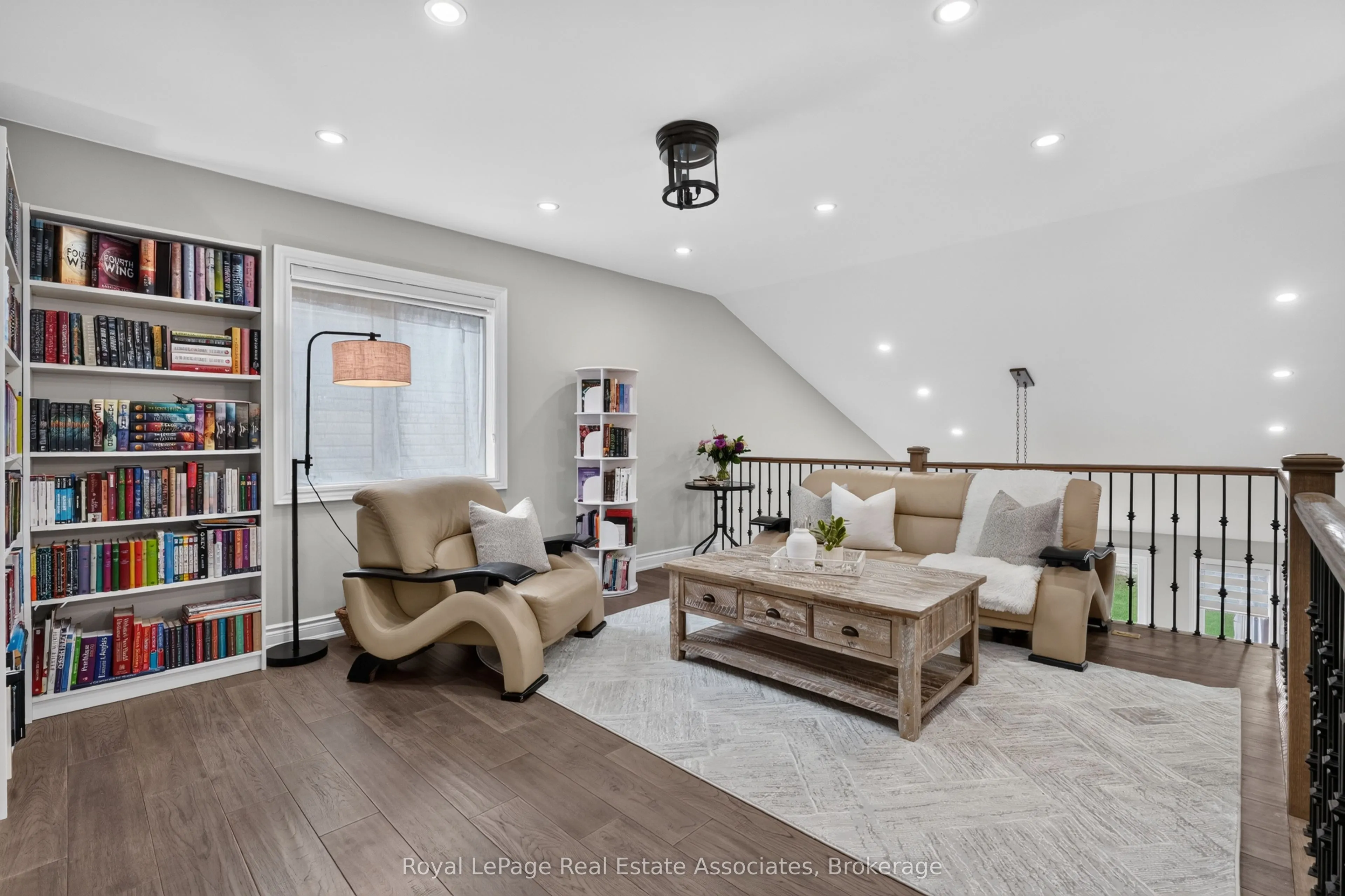48 HARPIN Way E