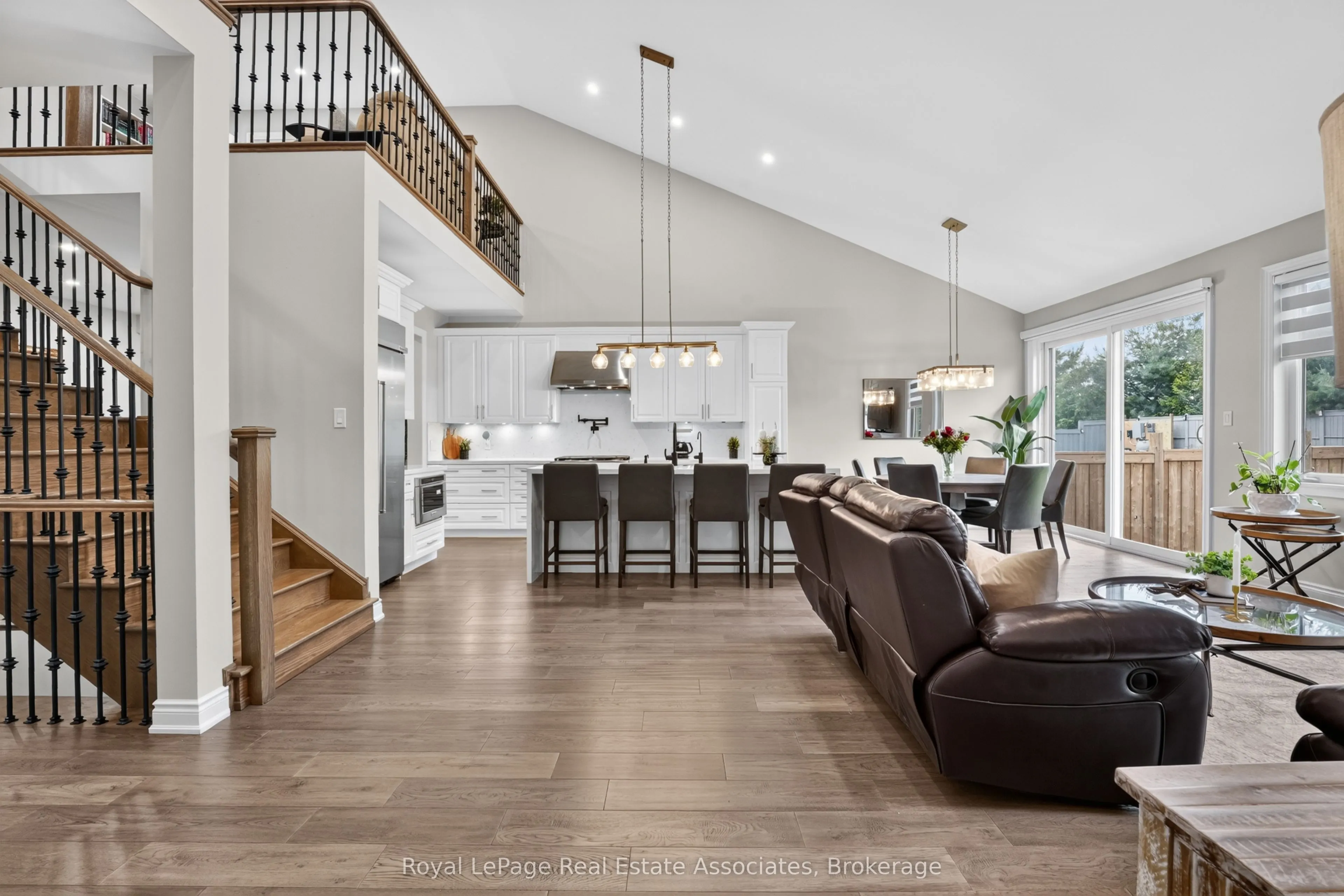 48 HARPIN Way E
