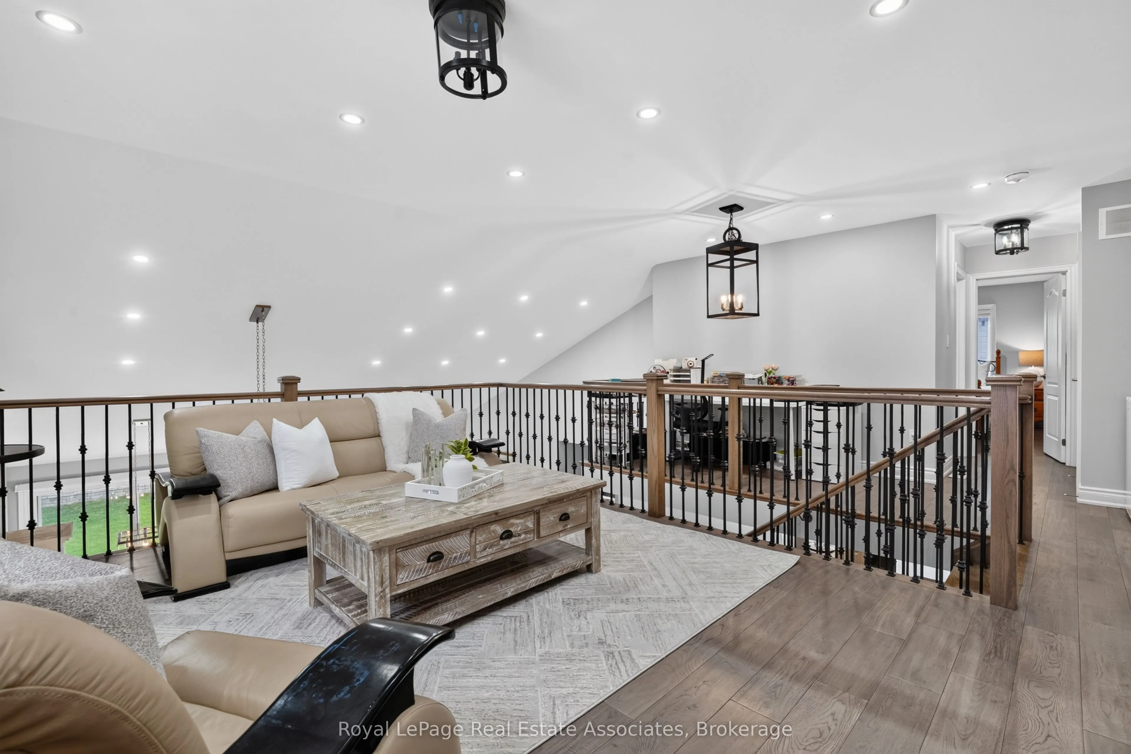 48 HARPIN Way E
