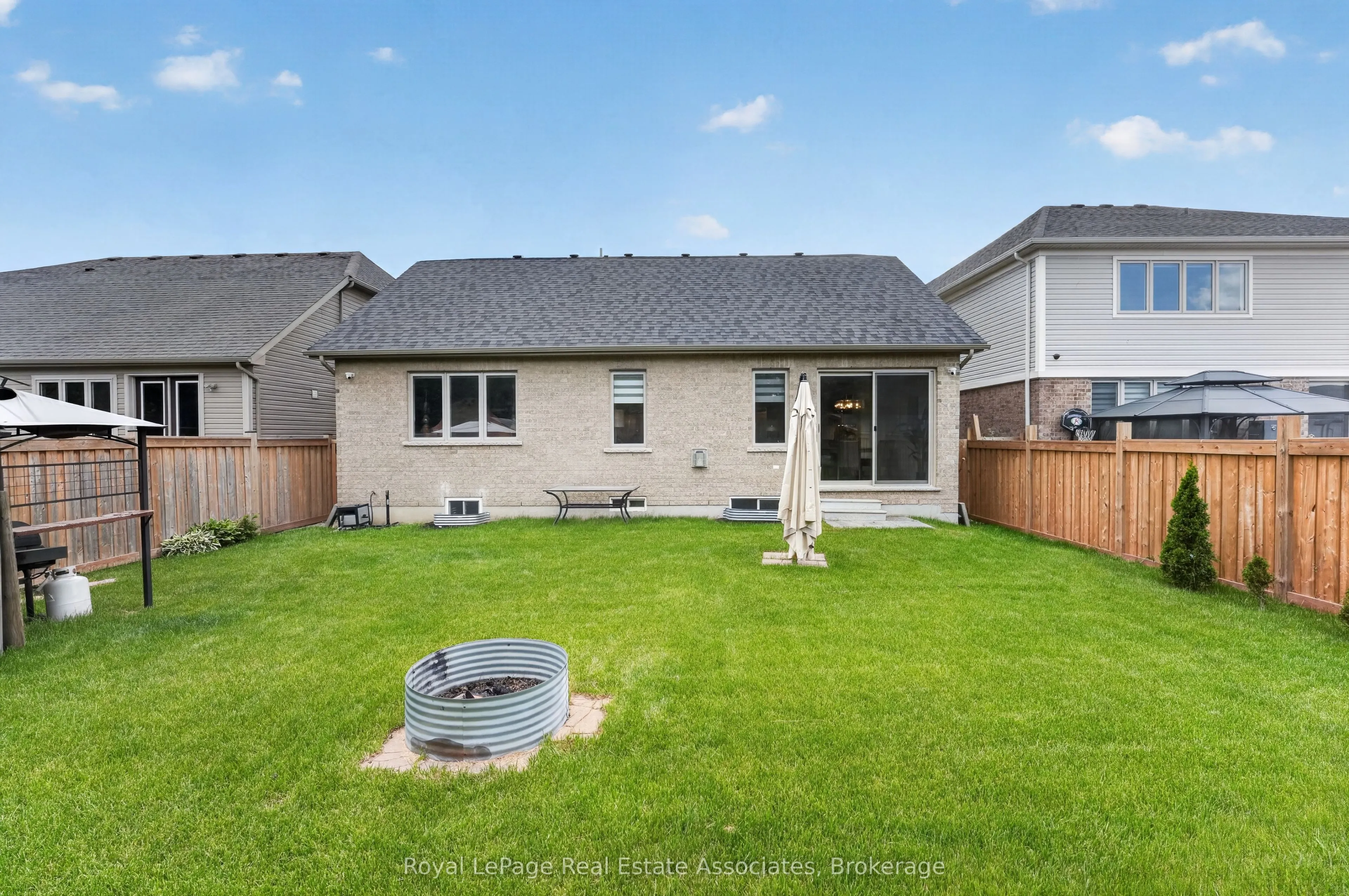 48 HARPIN Way E