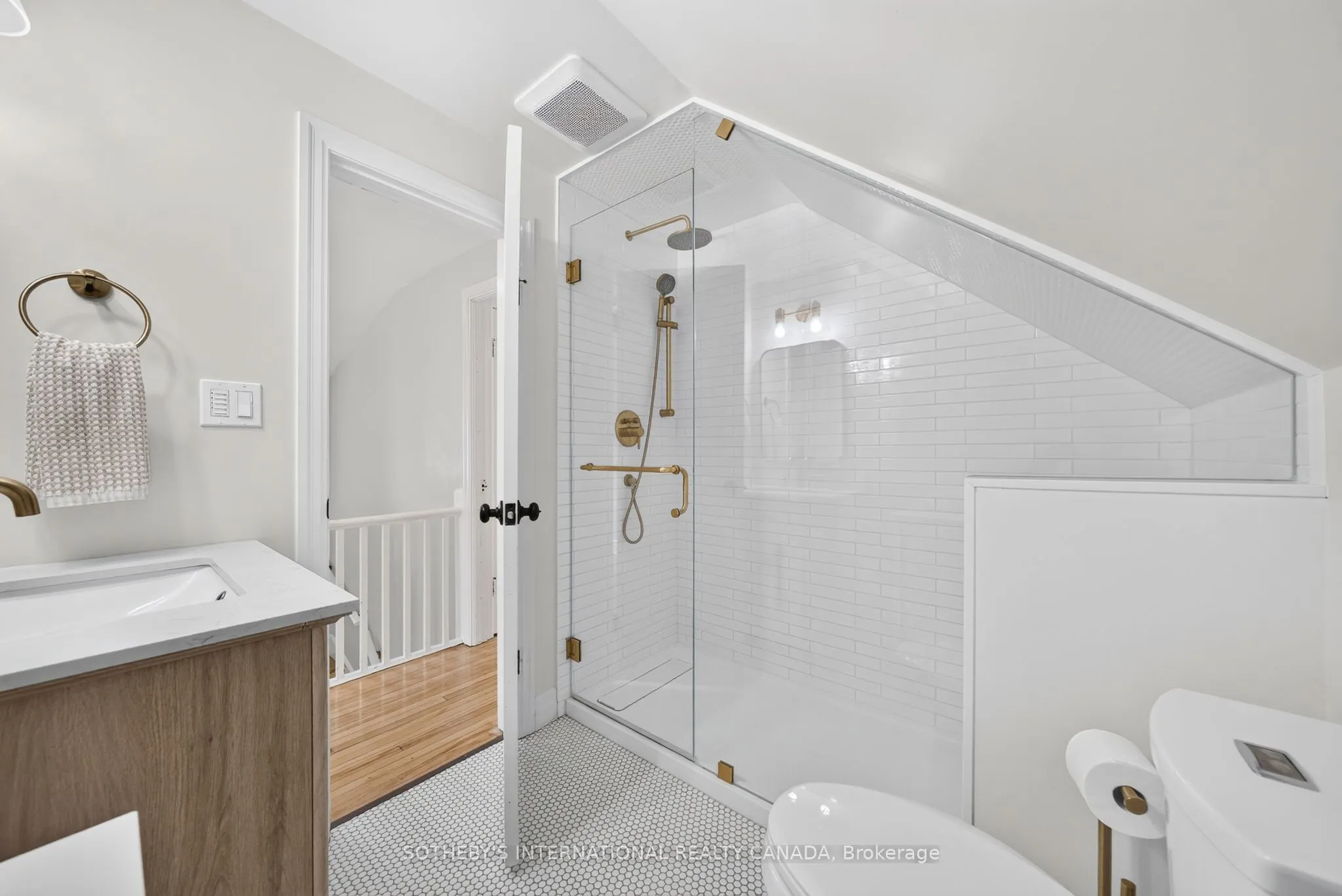 38 Roslin Avenue S