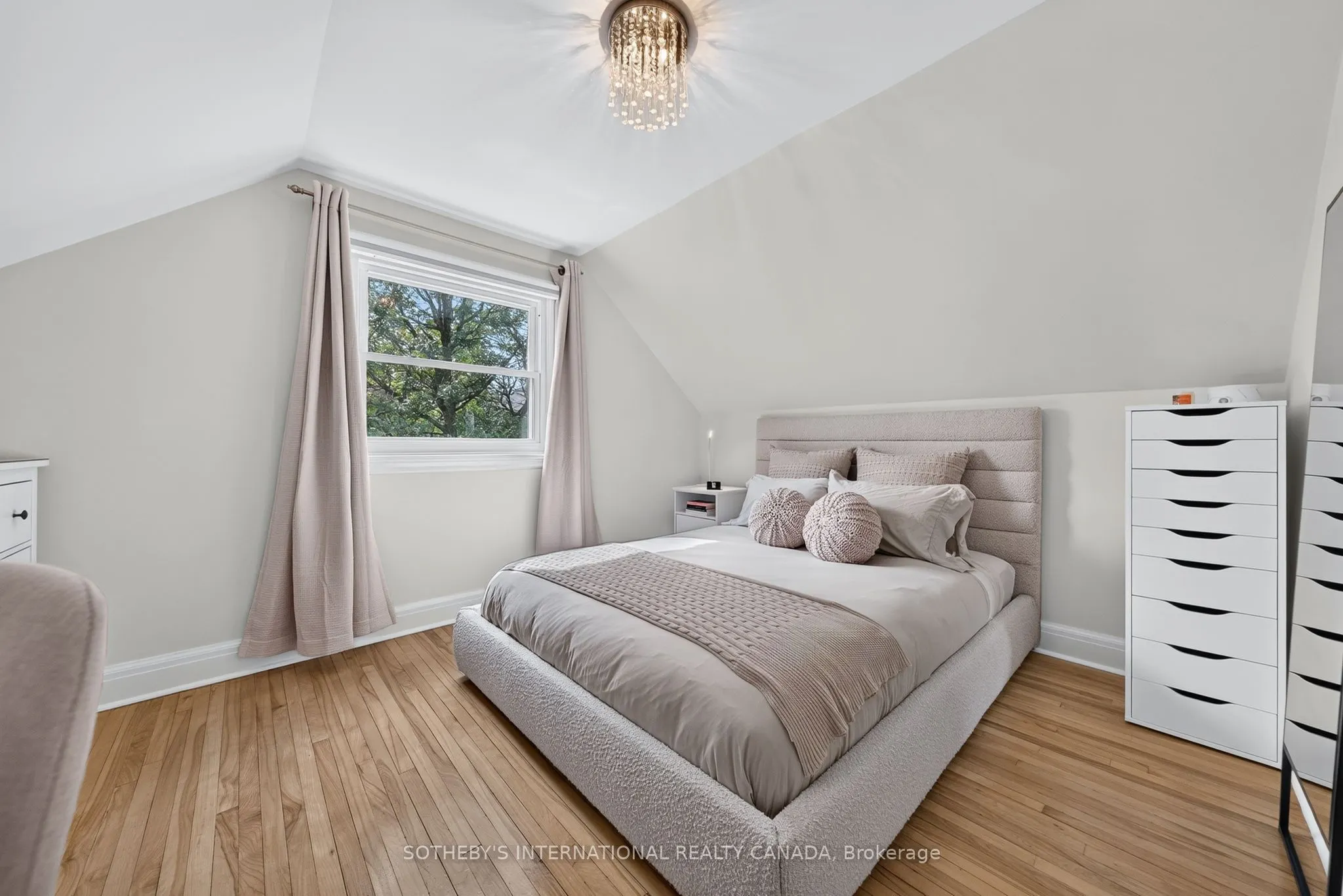 38 Roslin Avenue S