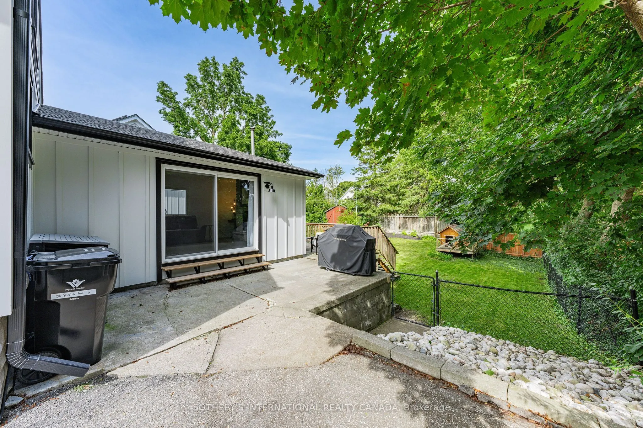 38 Roslin Avenue S