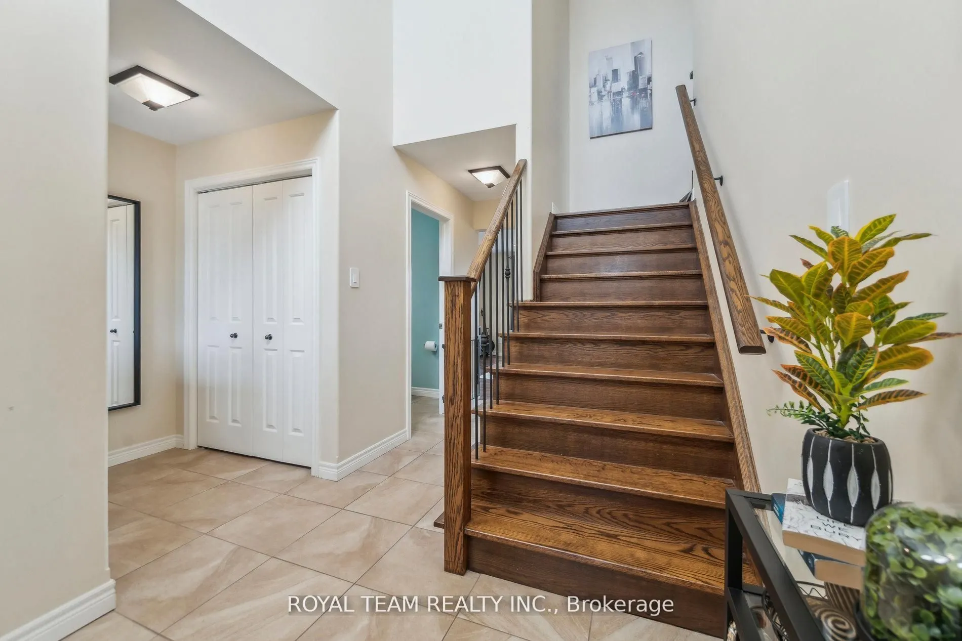 2 Lafayette Street E