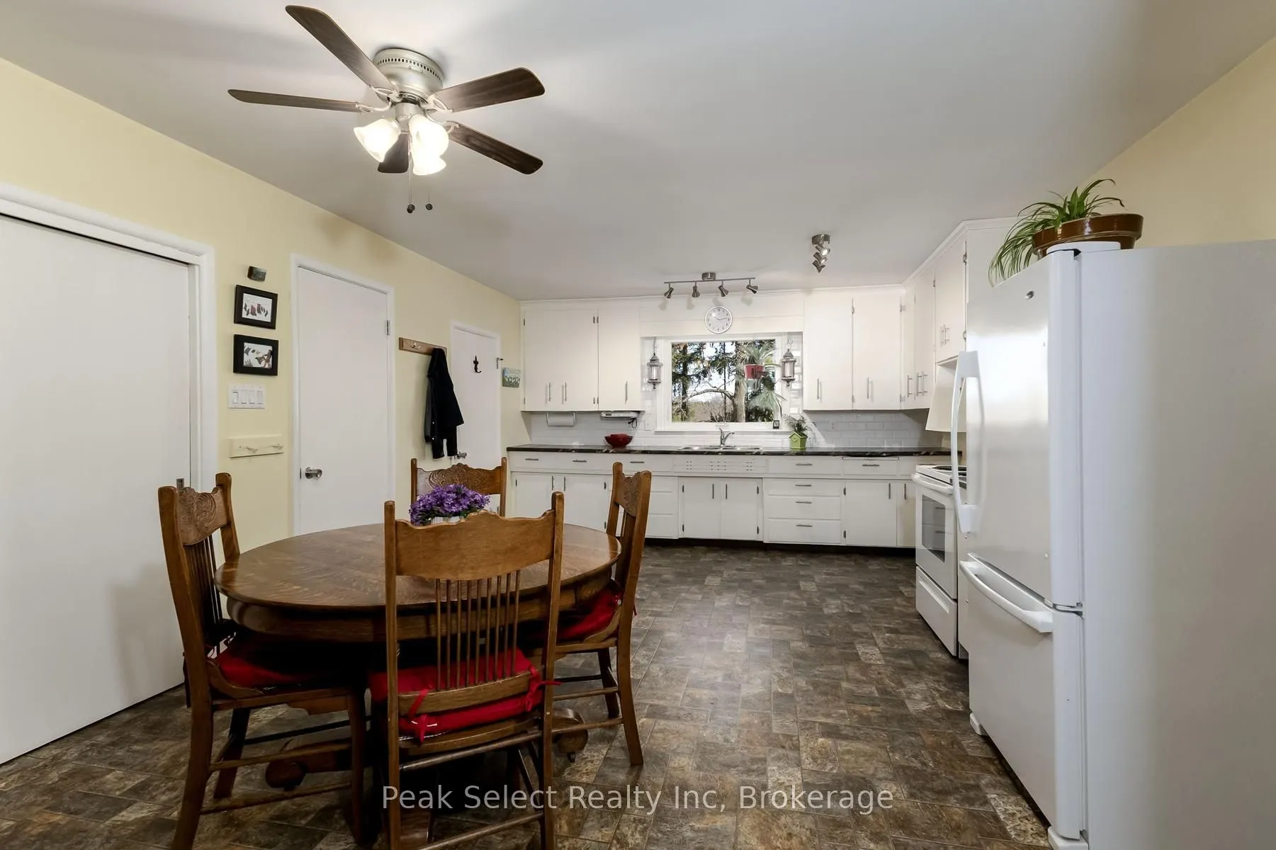 353 Queen Street E