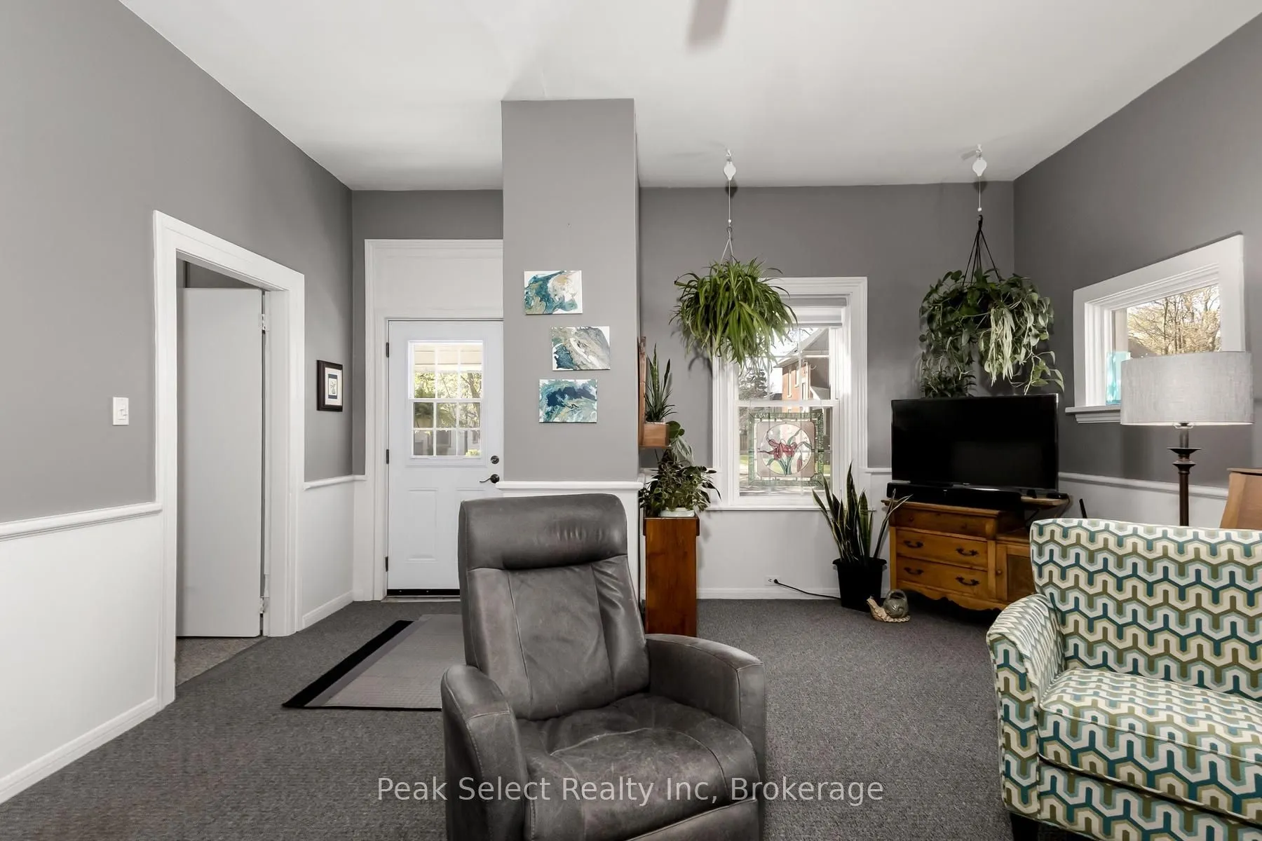 353 Queen Street E