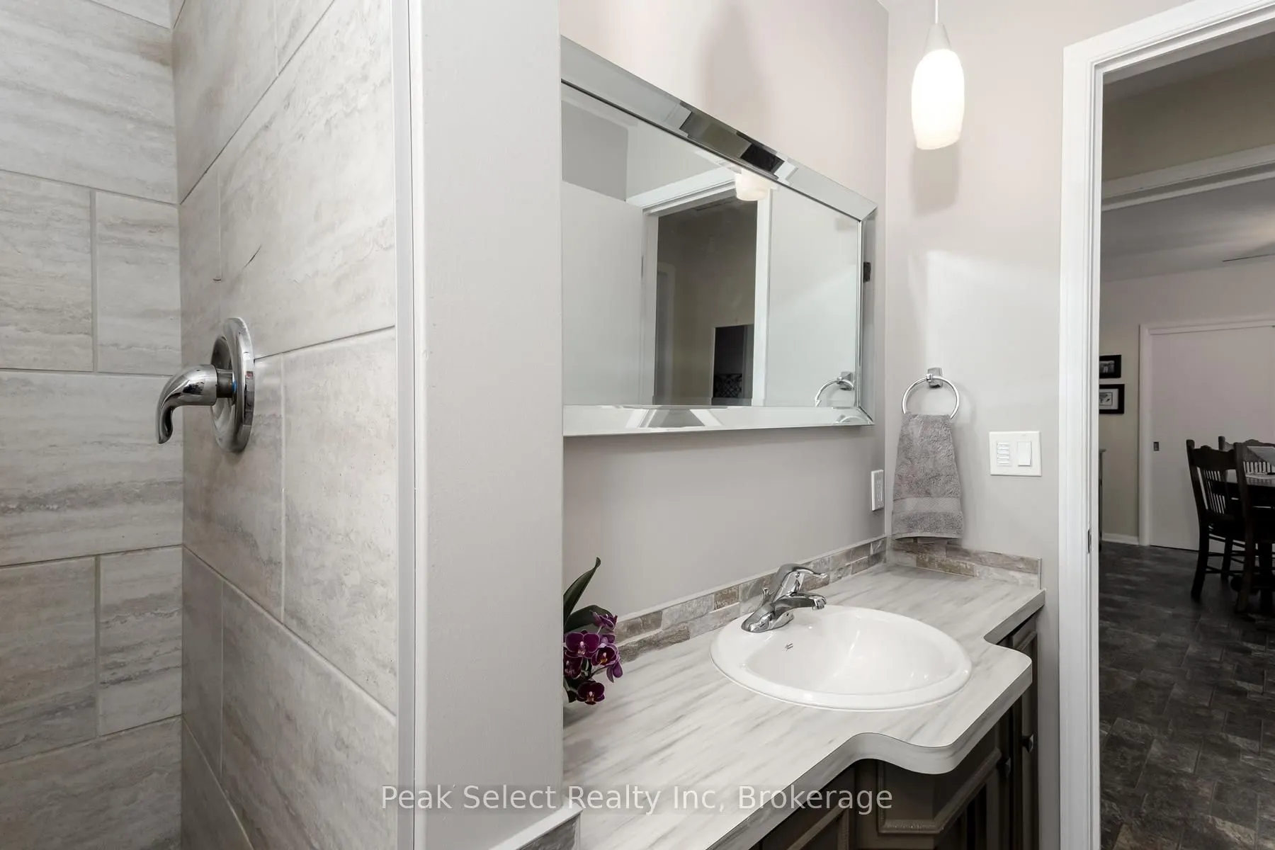 353 Queen Street E