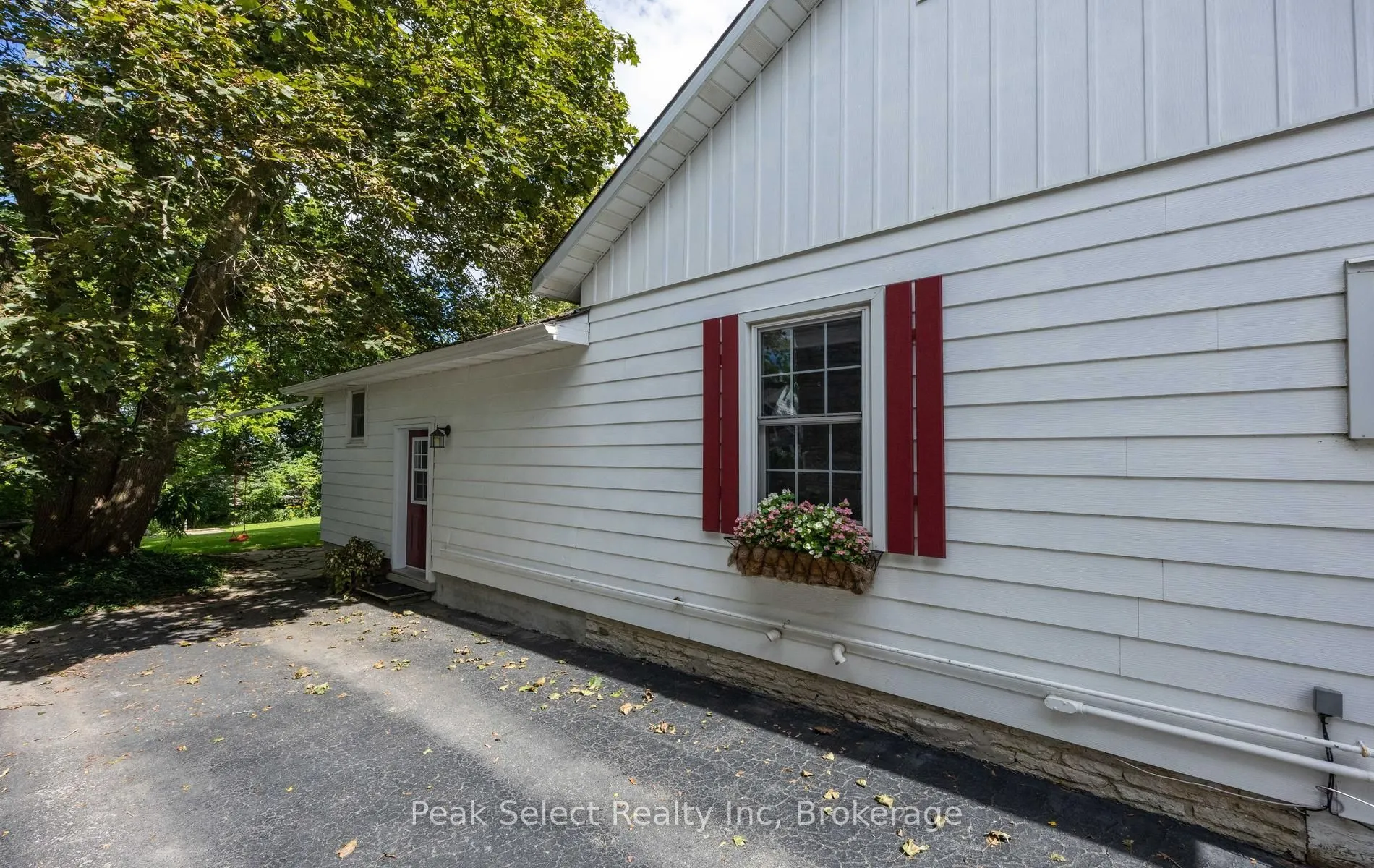 353 Queen Street E