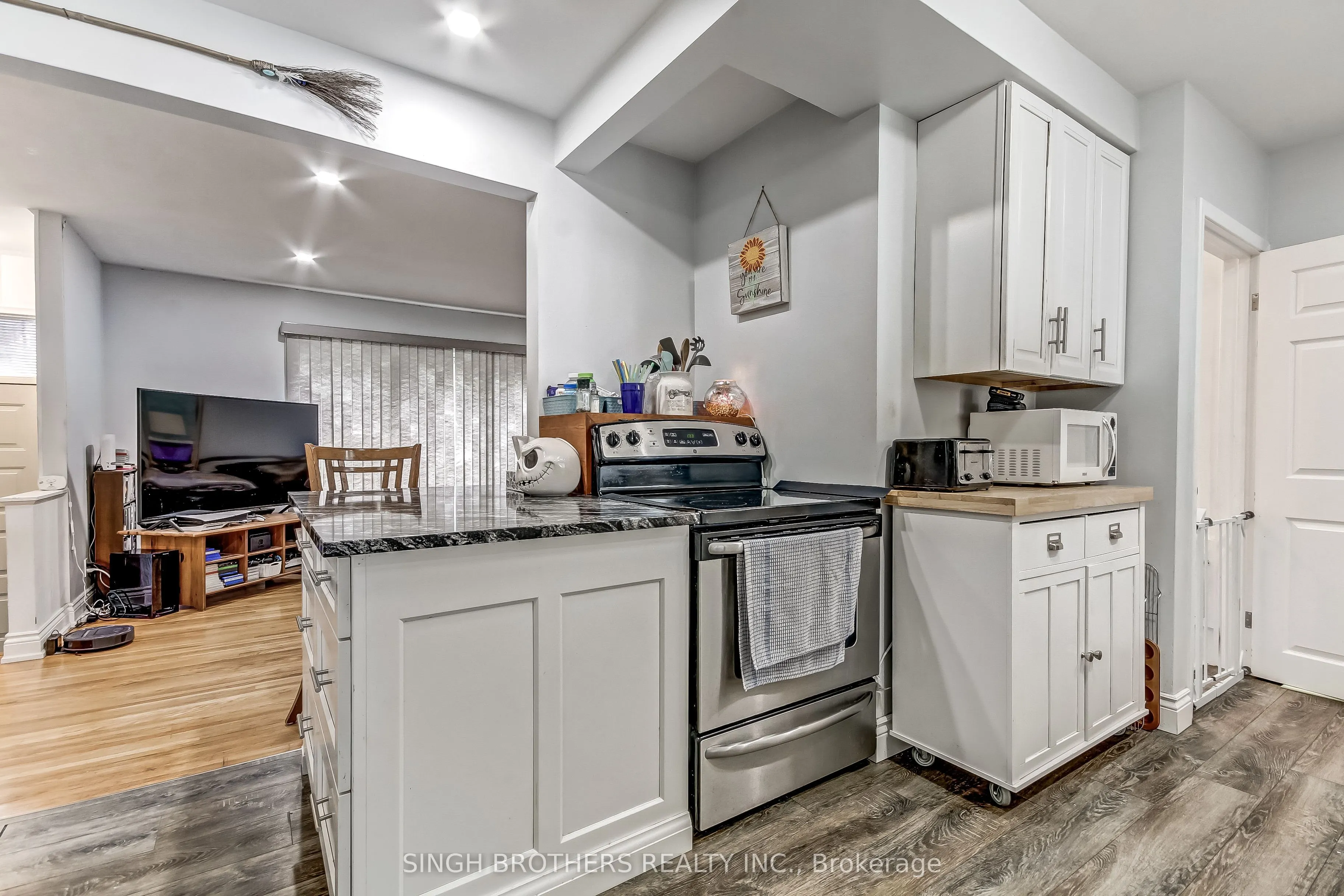 316 WILLOWGROVE Crescent