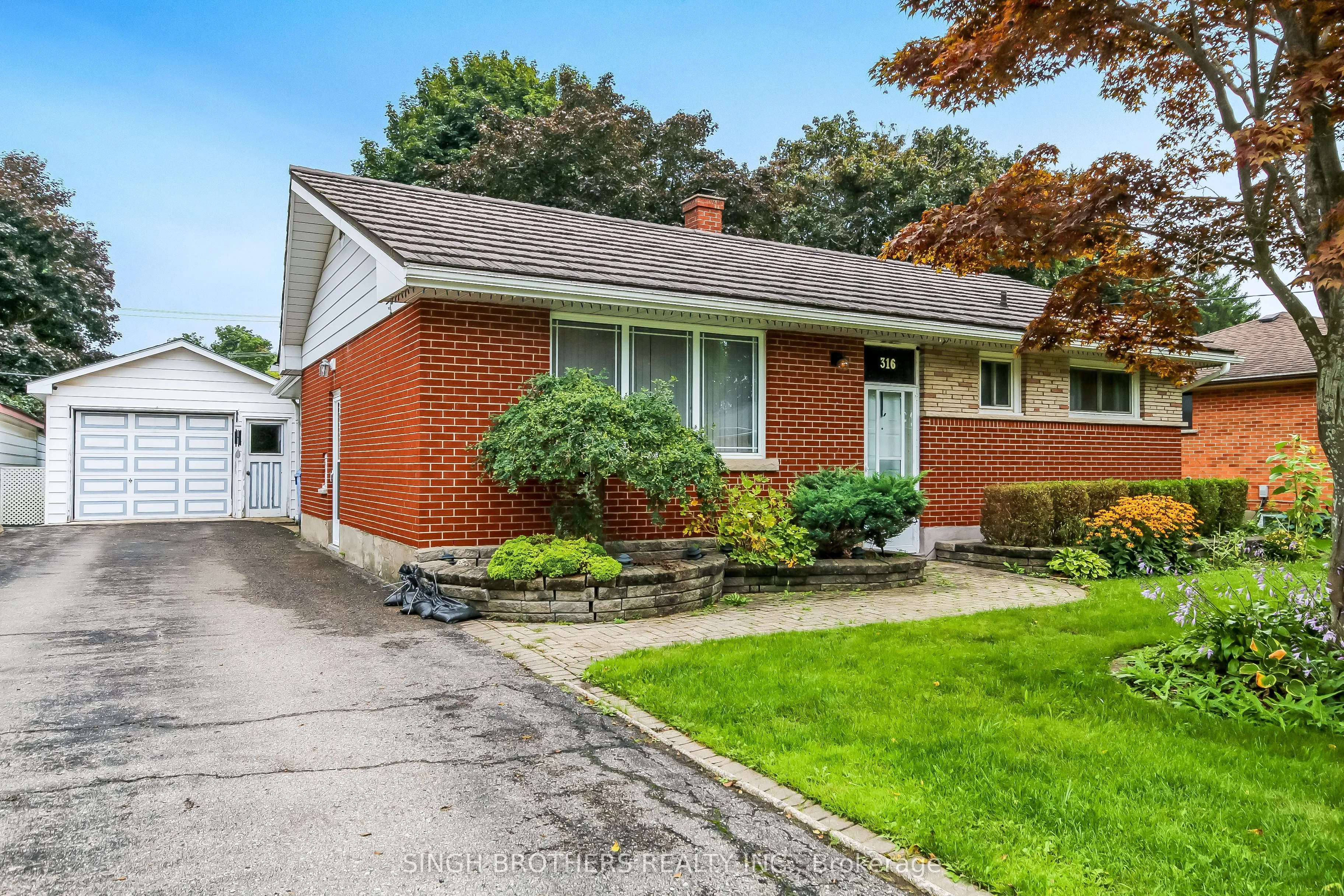 316 WILLOWGROVE Crescent
