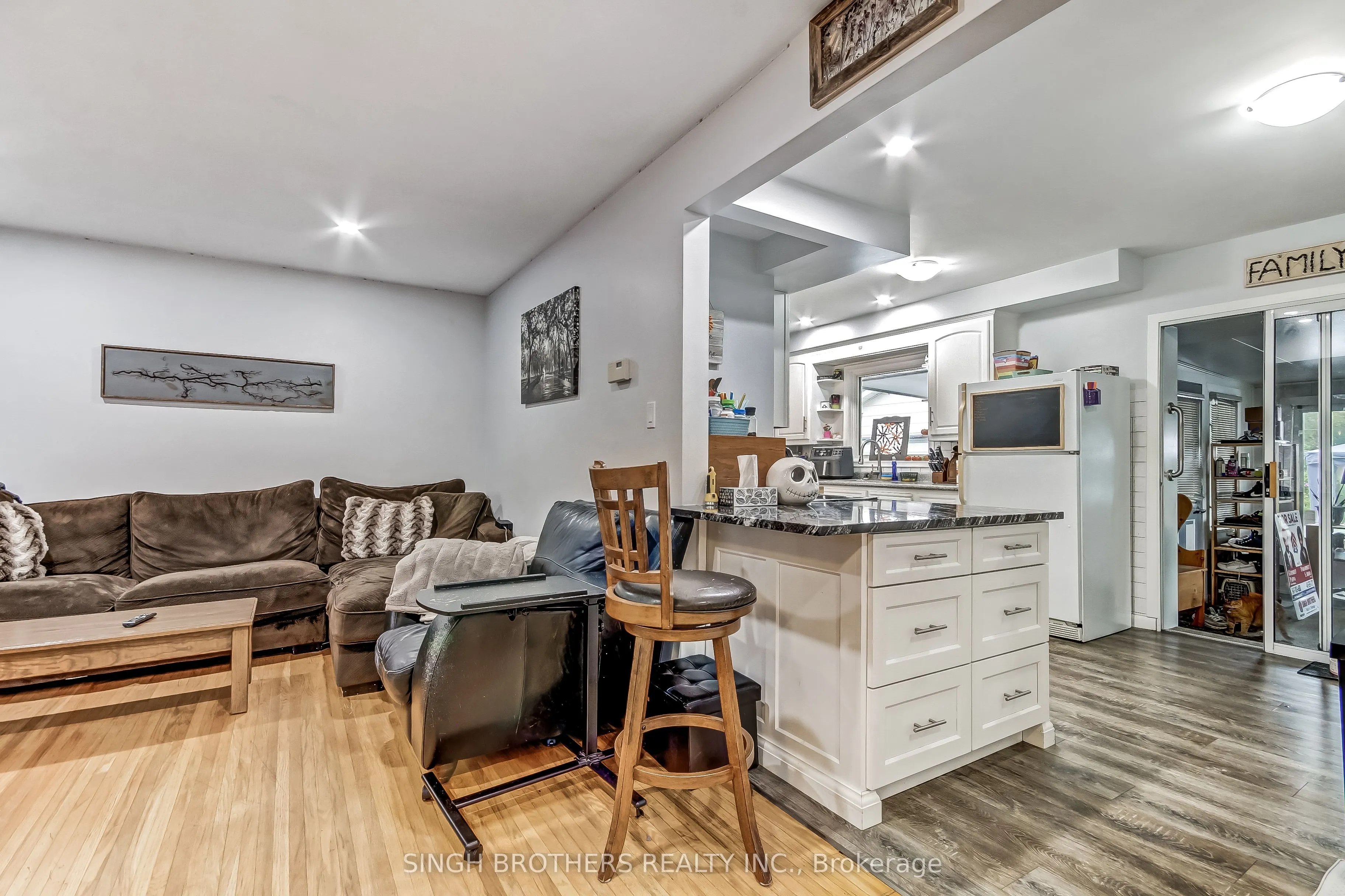 316 WILLOWGROVE Crescent