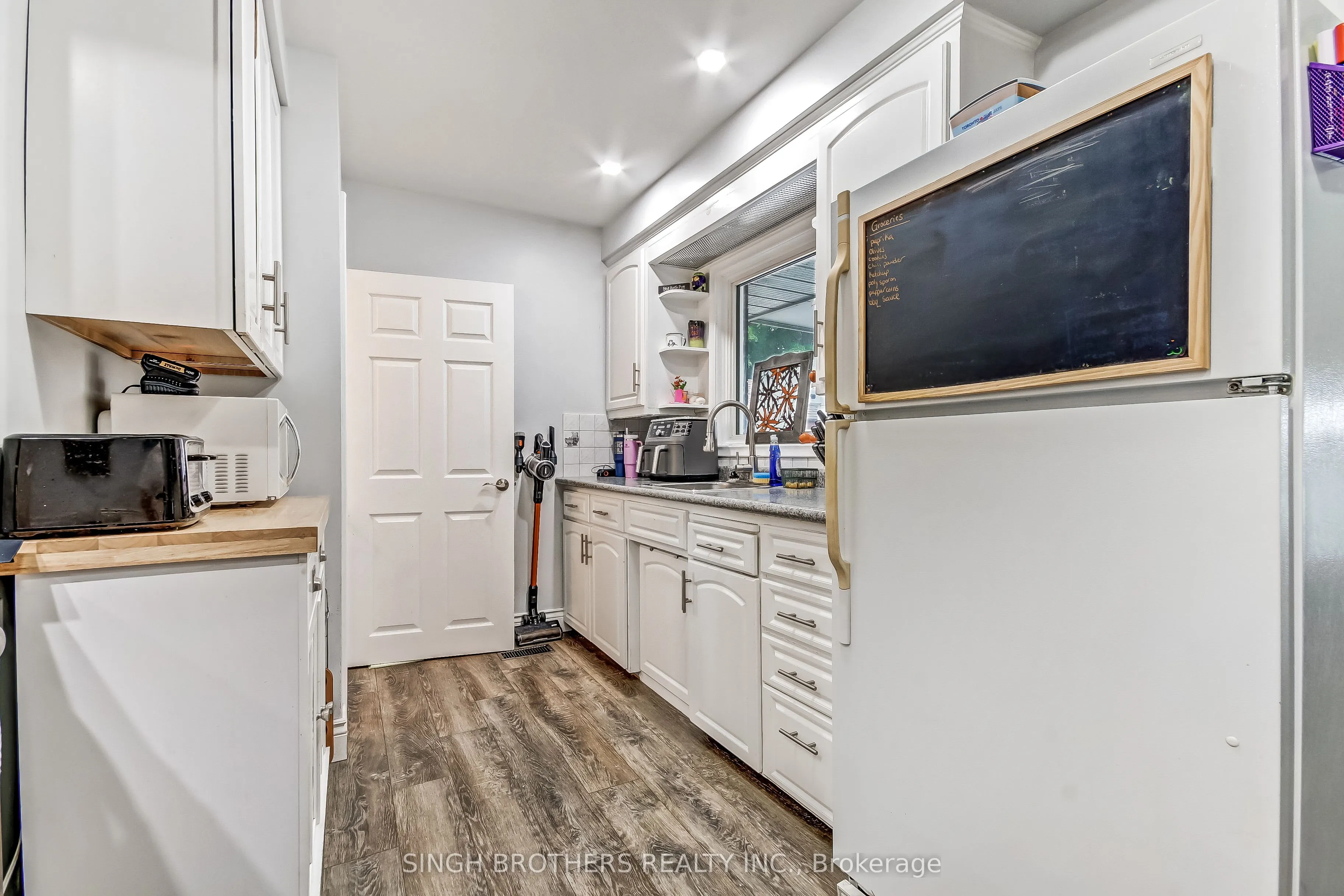 316 WILLOWGROVE Crescent