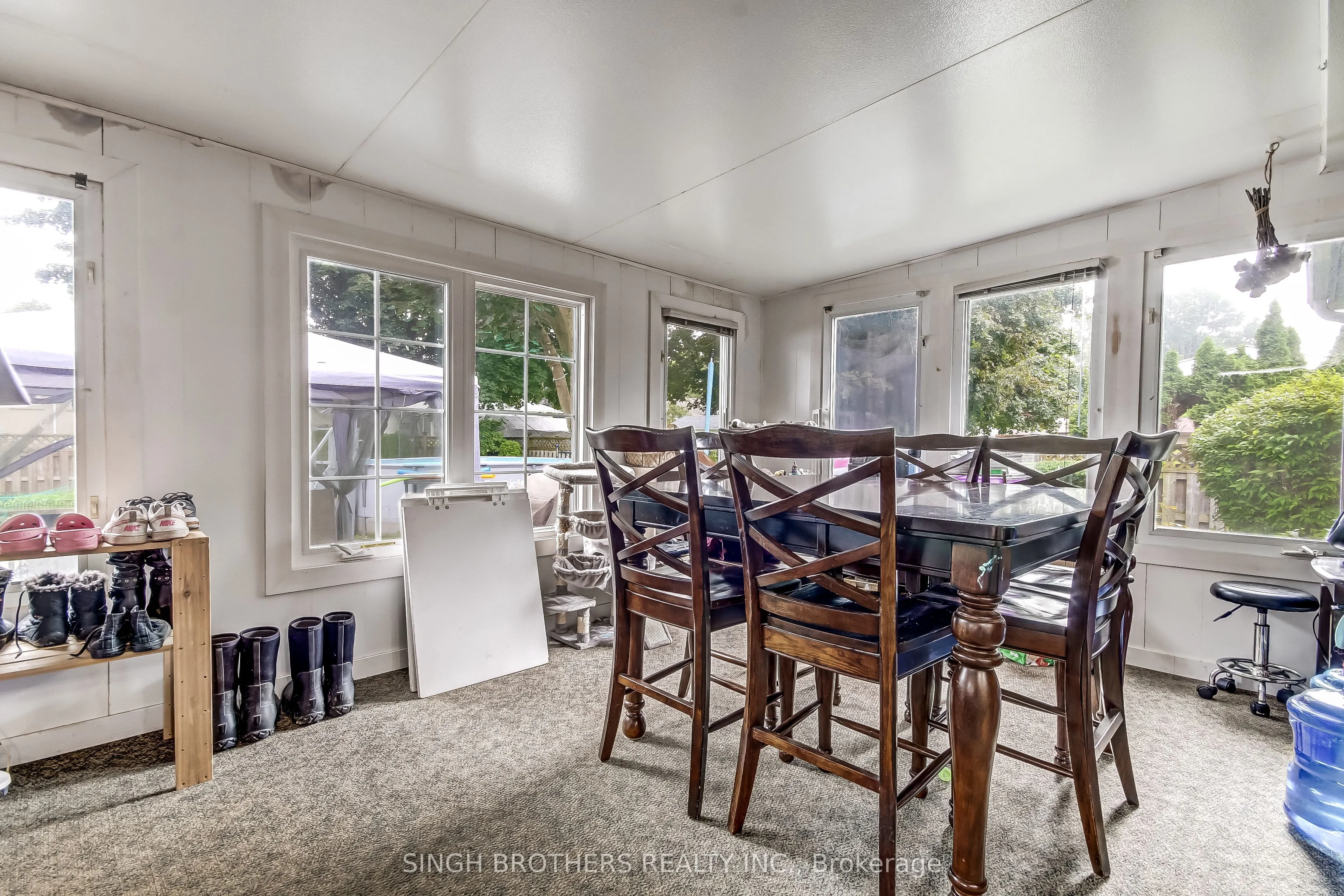 316 WILLOWGROVE Crescent