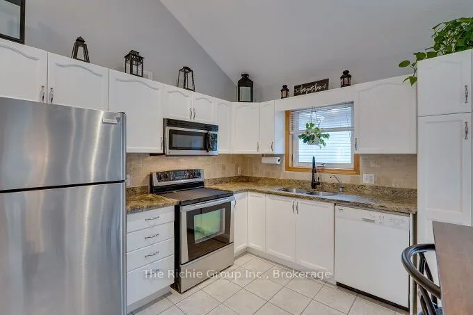 624 Cedar Street W
