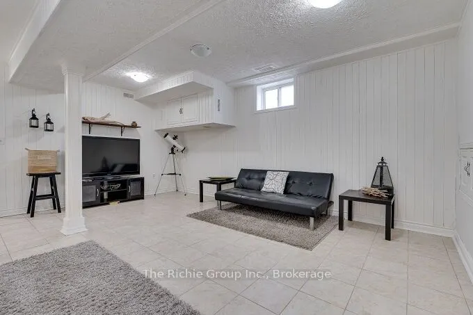624 Cedar Street W