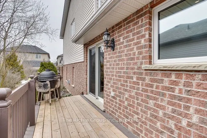 624 Cedar Street W