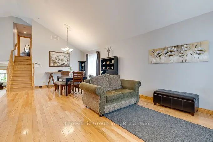 624 Cedar Street W