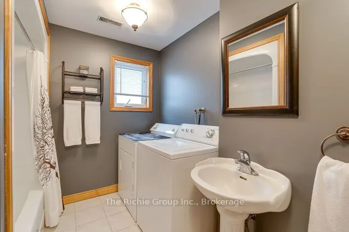 624 Cedar Street W