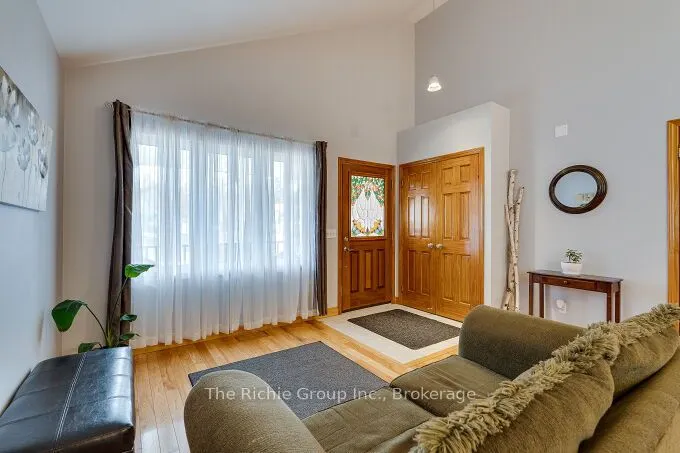 624 Cedar Street W