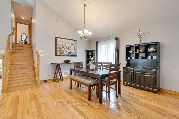 624 Cedar Street W