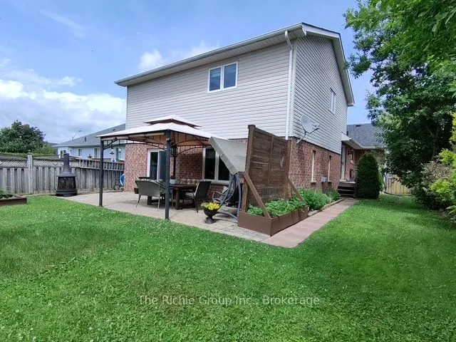 624 Cedar Street W