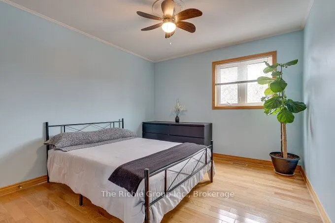 624 Cedar Street W