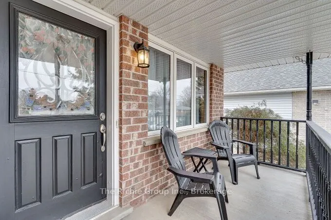 624 Cedar Street W