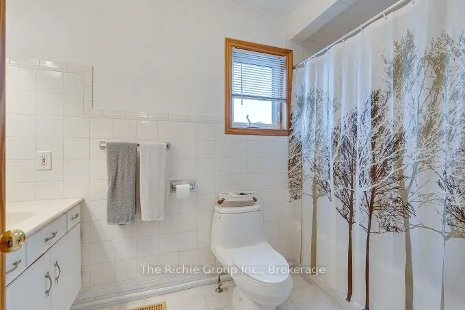 624 Cedar Street W