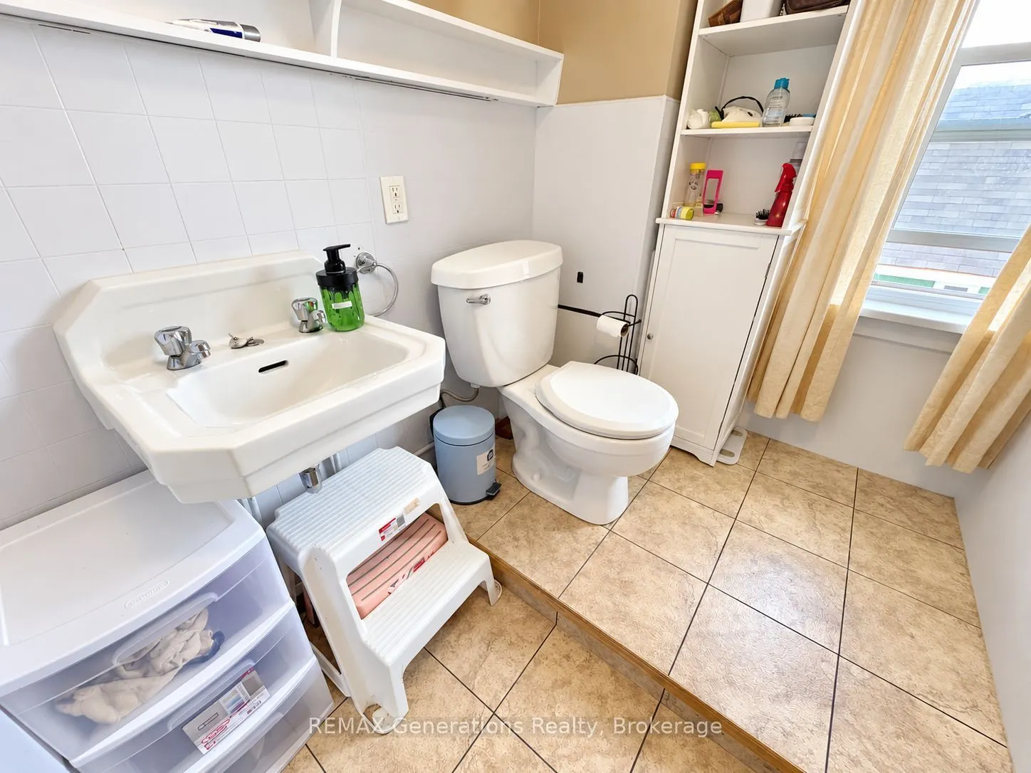 251 Francis Street W