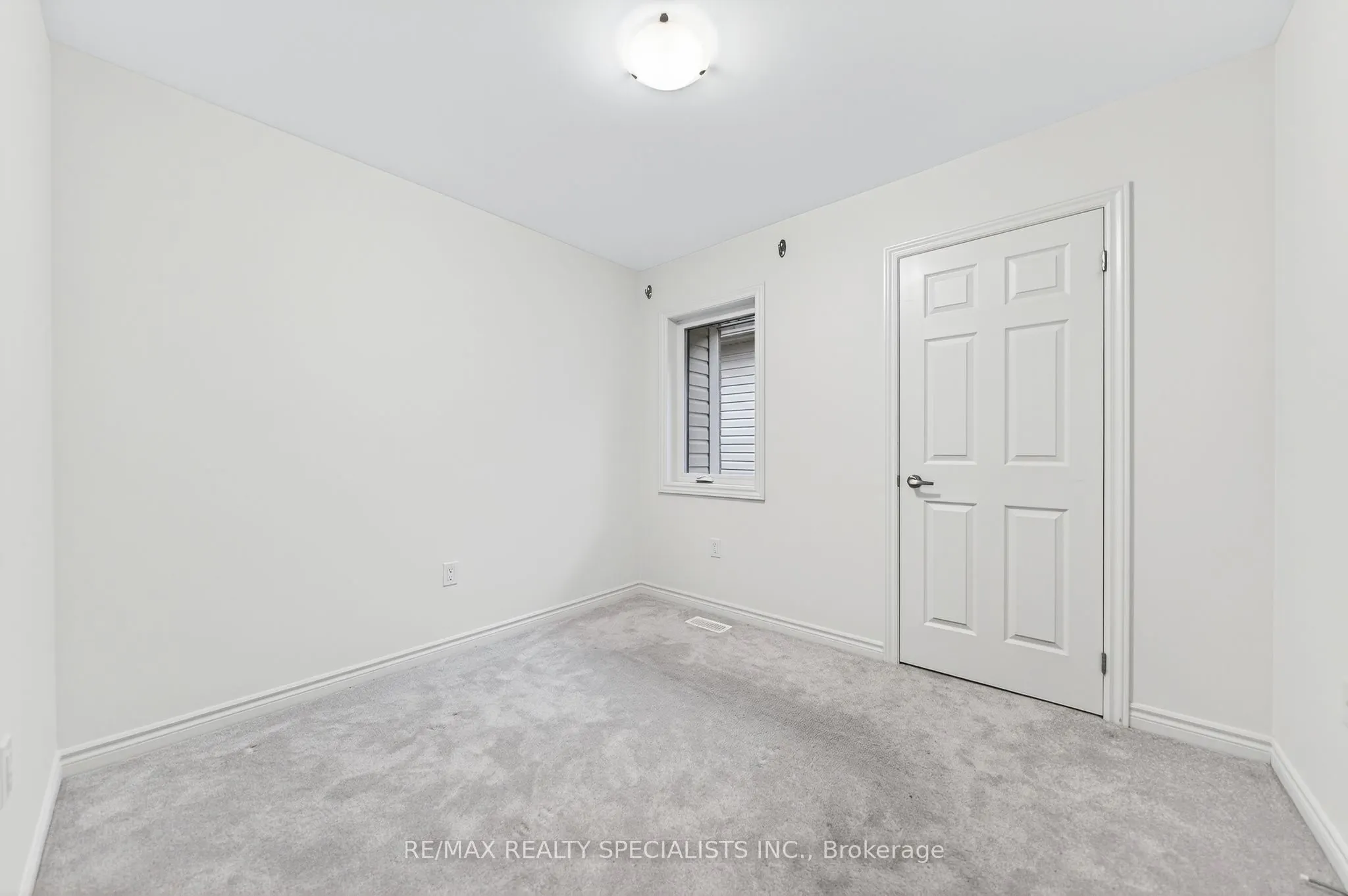 27 Harpin Way W