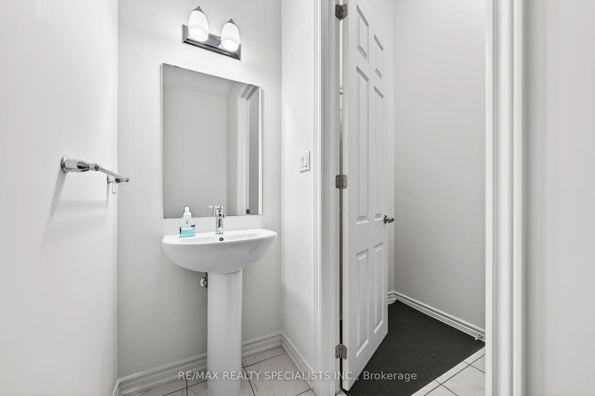 27 Harpin Way W