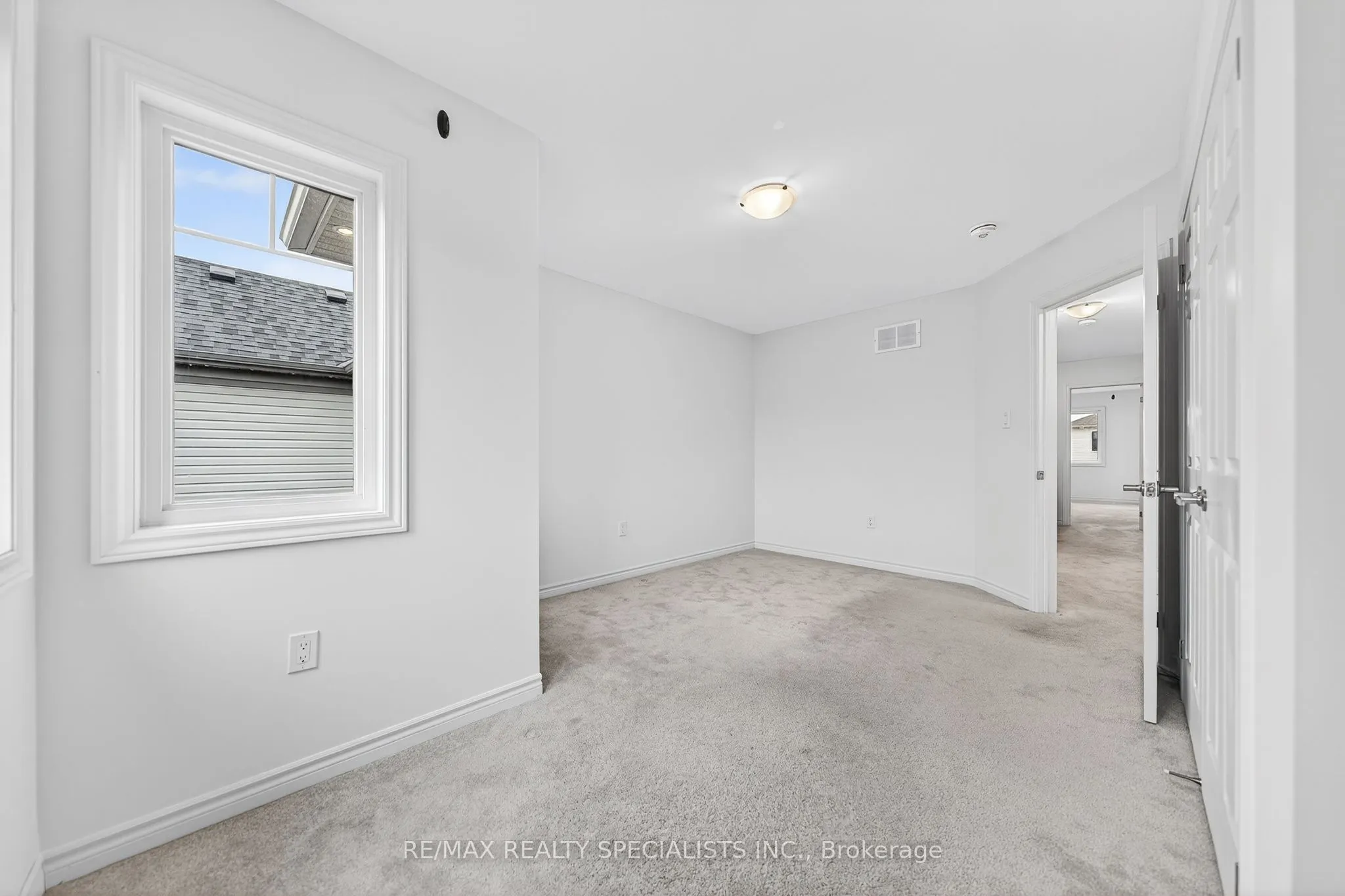 27 Harpin Way W