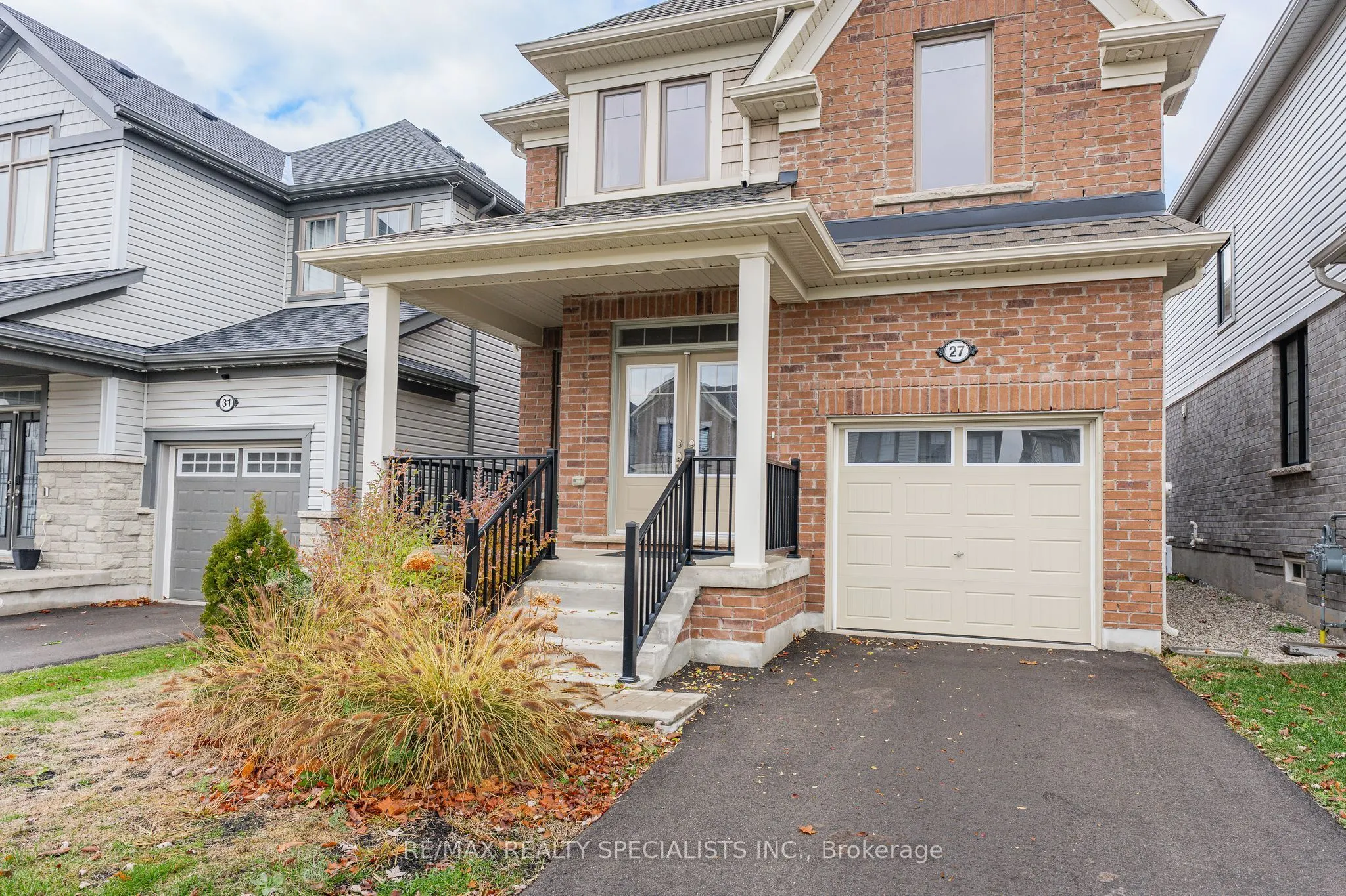 27 Harpin Way W