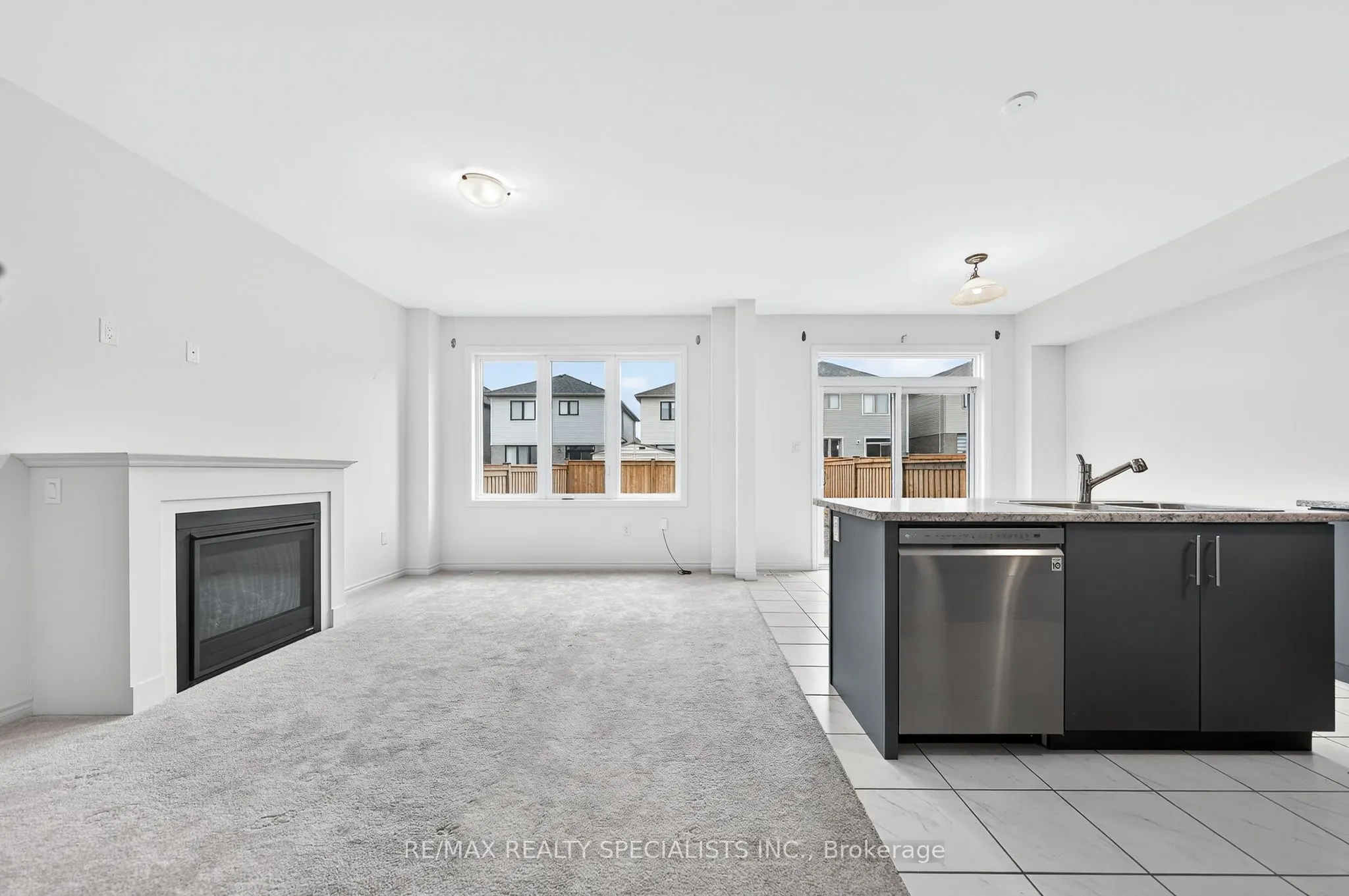 27 Harpin Way W