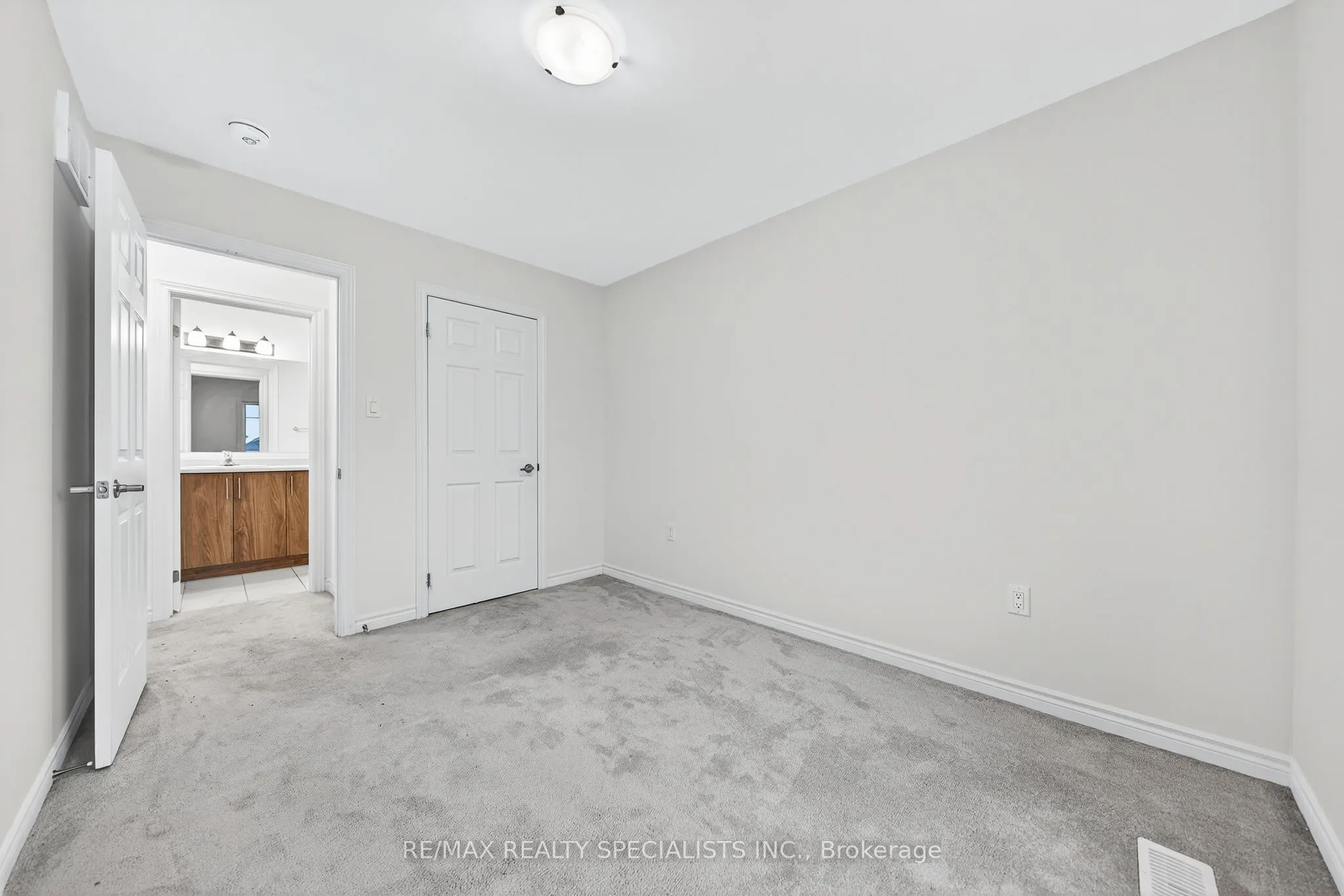 27 Harpin Way W