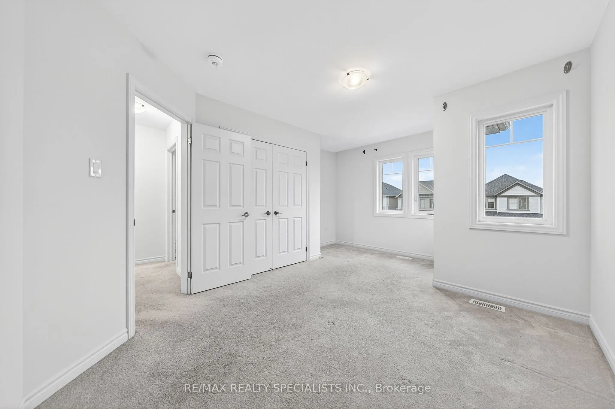 27 Harpin Way W