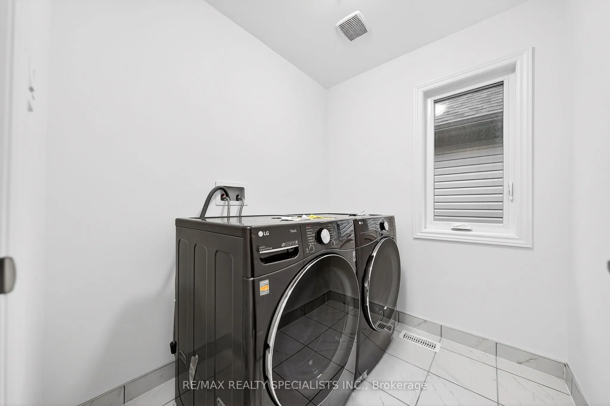 27 Harpin Way W
