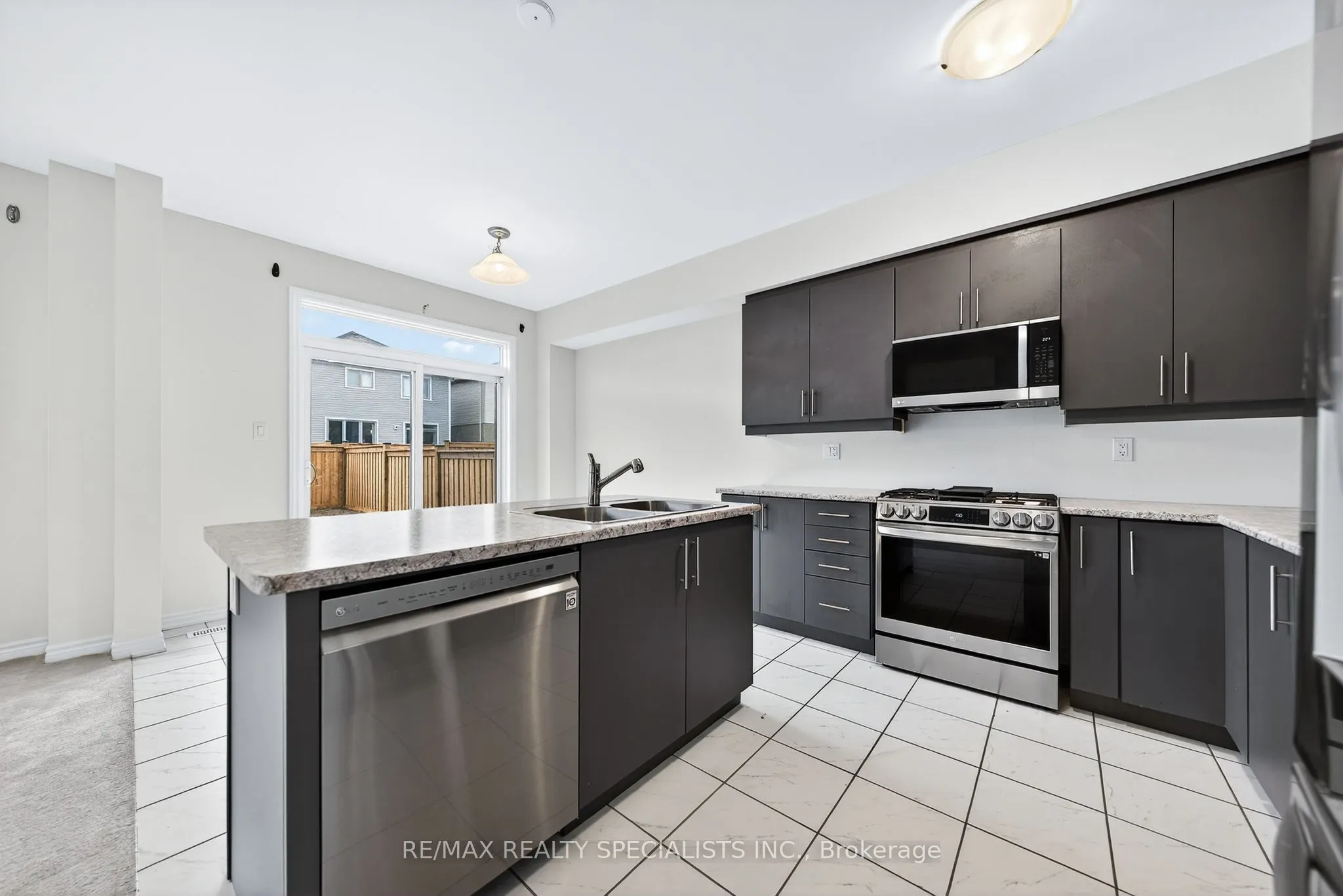 27 Harpin Way W