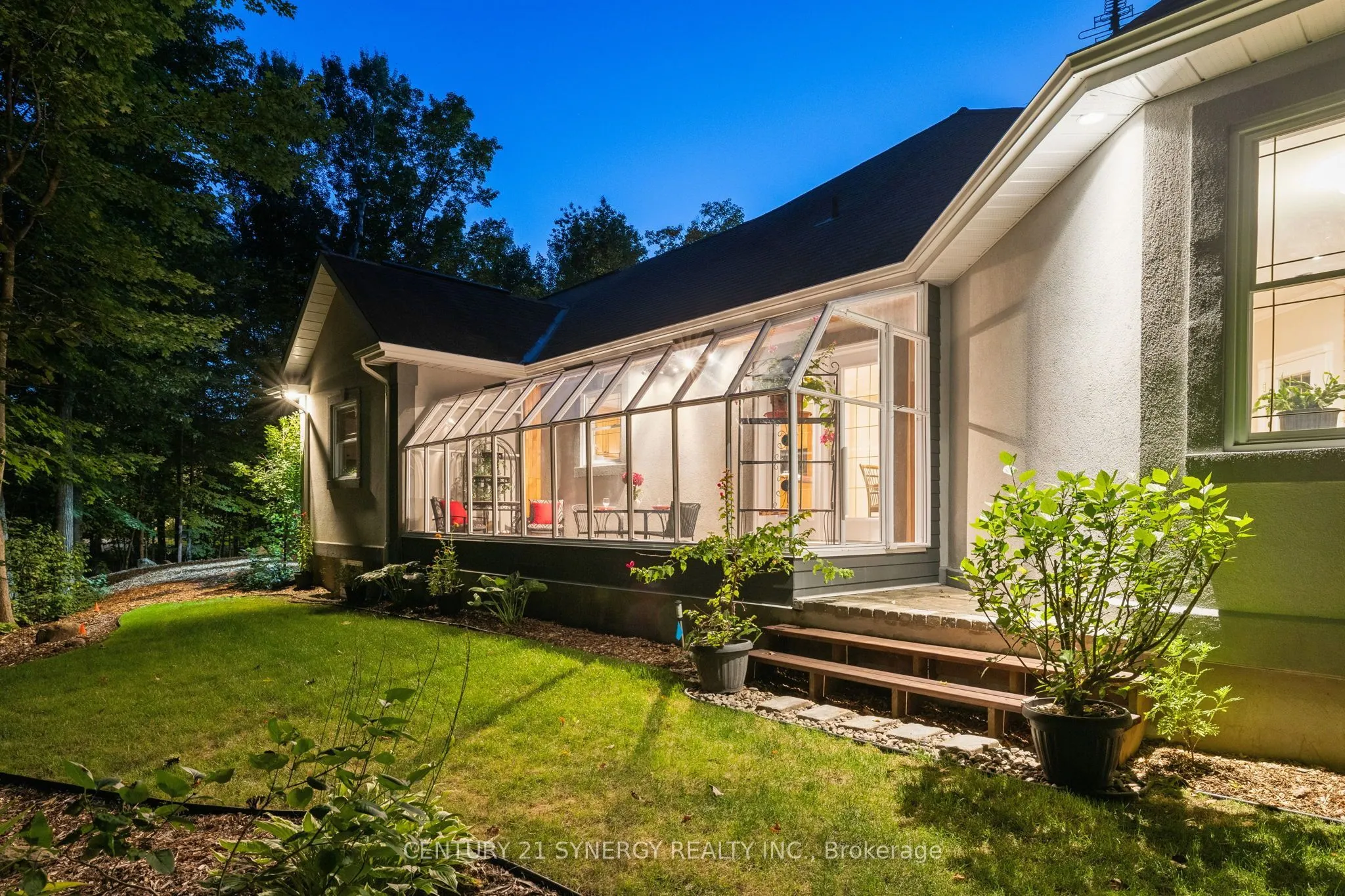 5732 Queenscourt Crescent