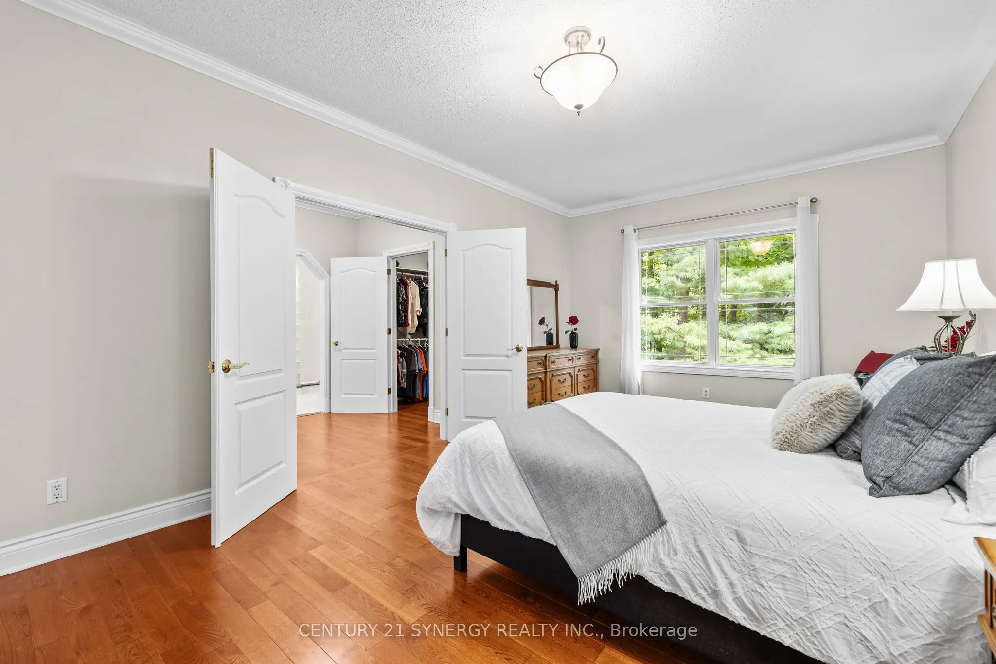 5732 Queenscourt Crescent