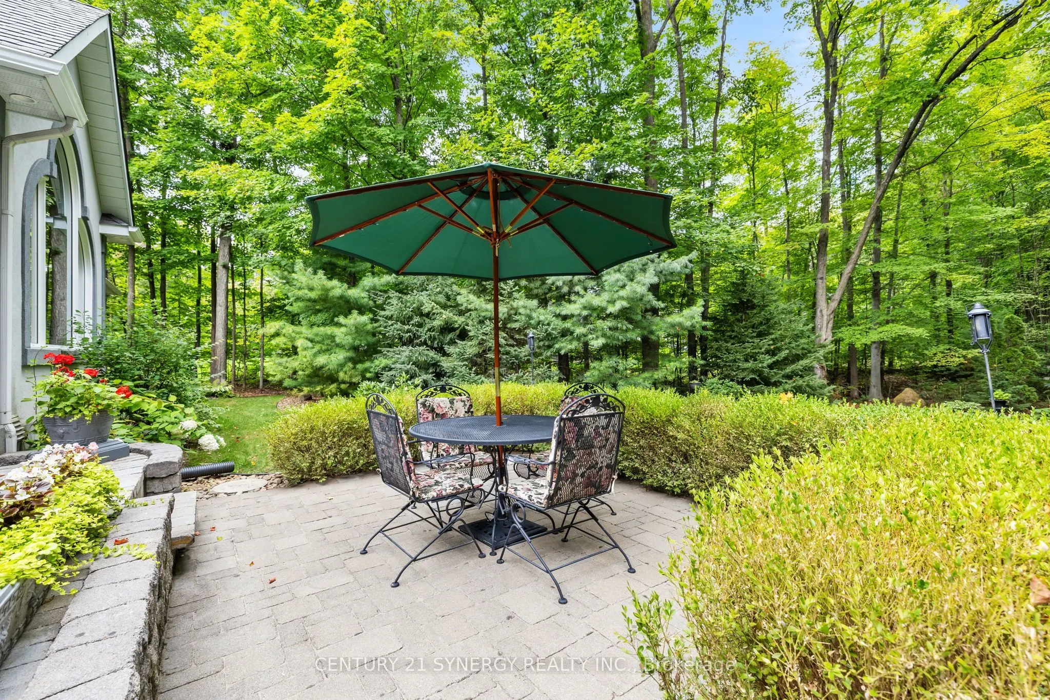 5732 Queenscourt Crescent