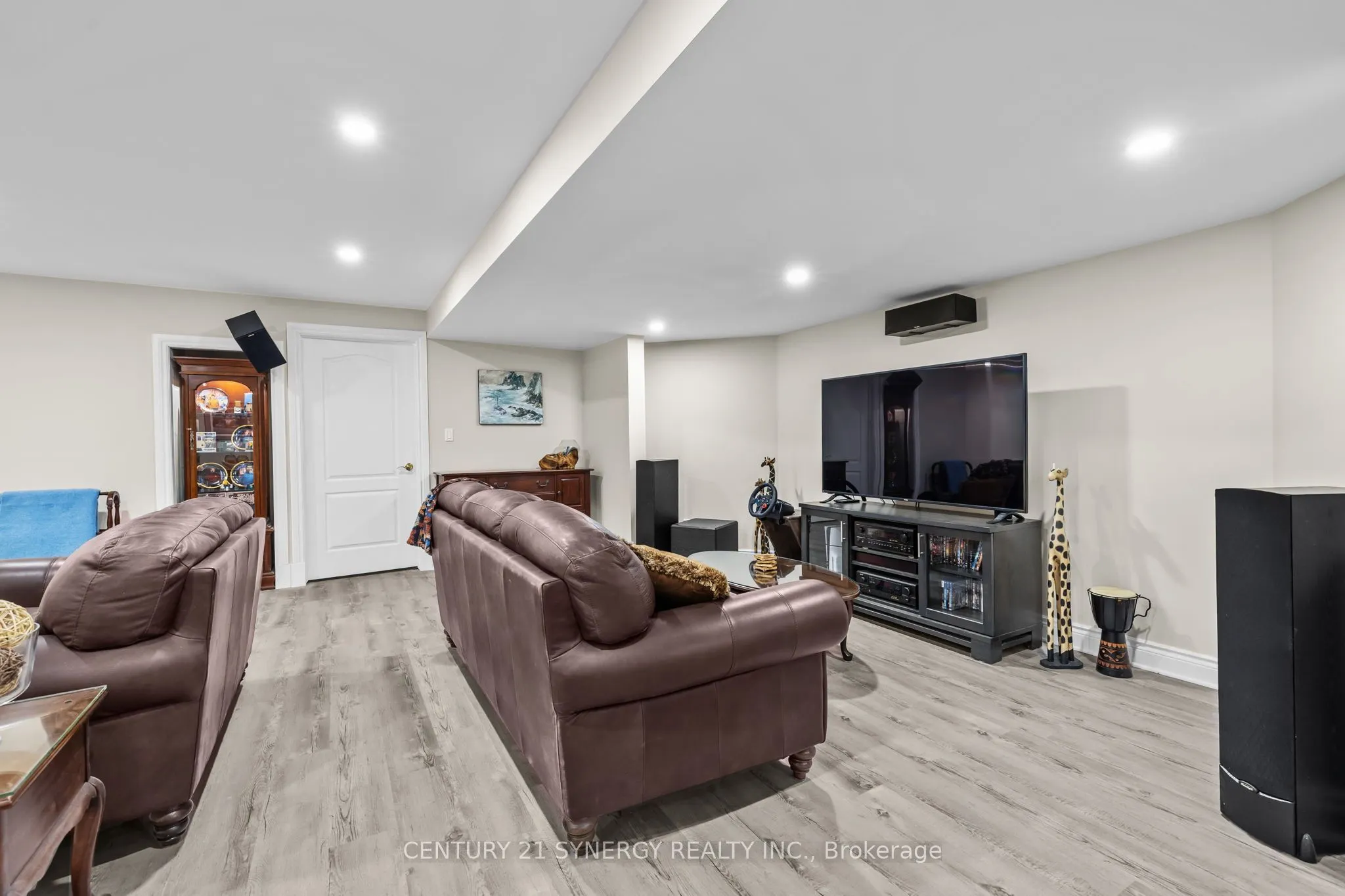 5732 Queenscourt Crescent